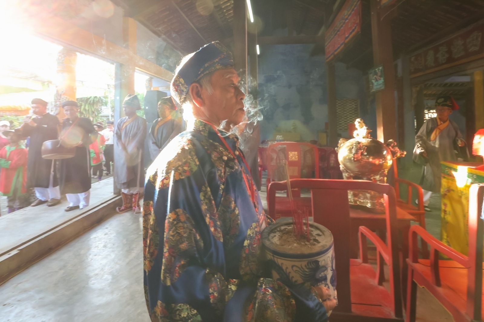 Cung nghinh bài vị từ miếu làng ở Đồng Miệu 