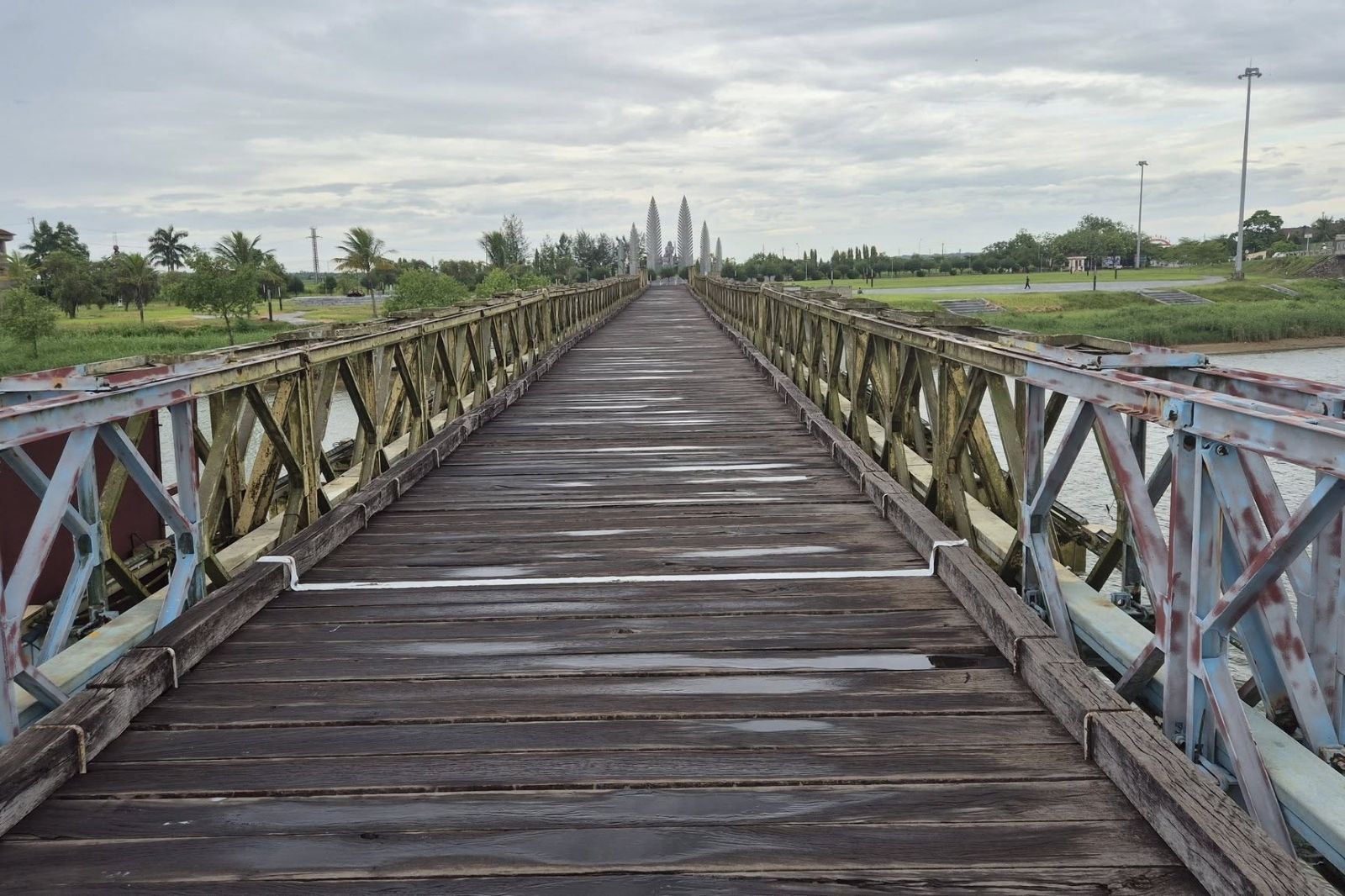 Vệt sơn phân chia quyền kiểm soát giữa 2 miền Nam và Bắc