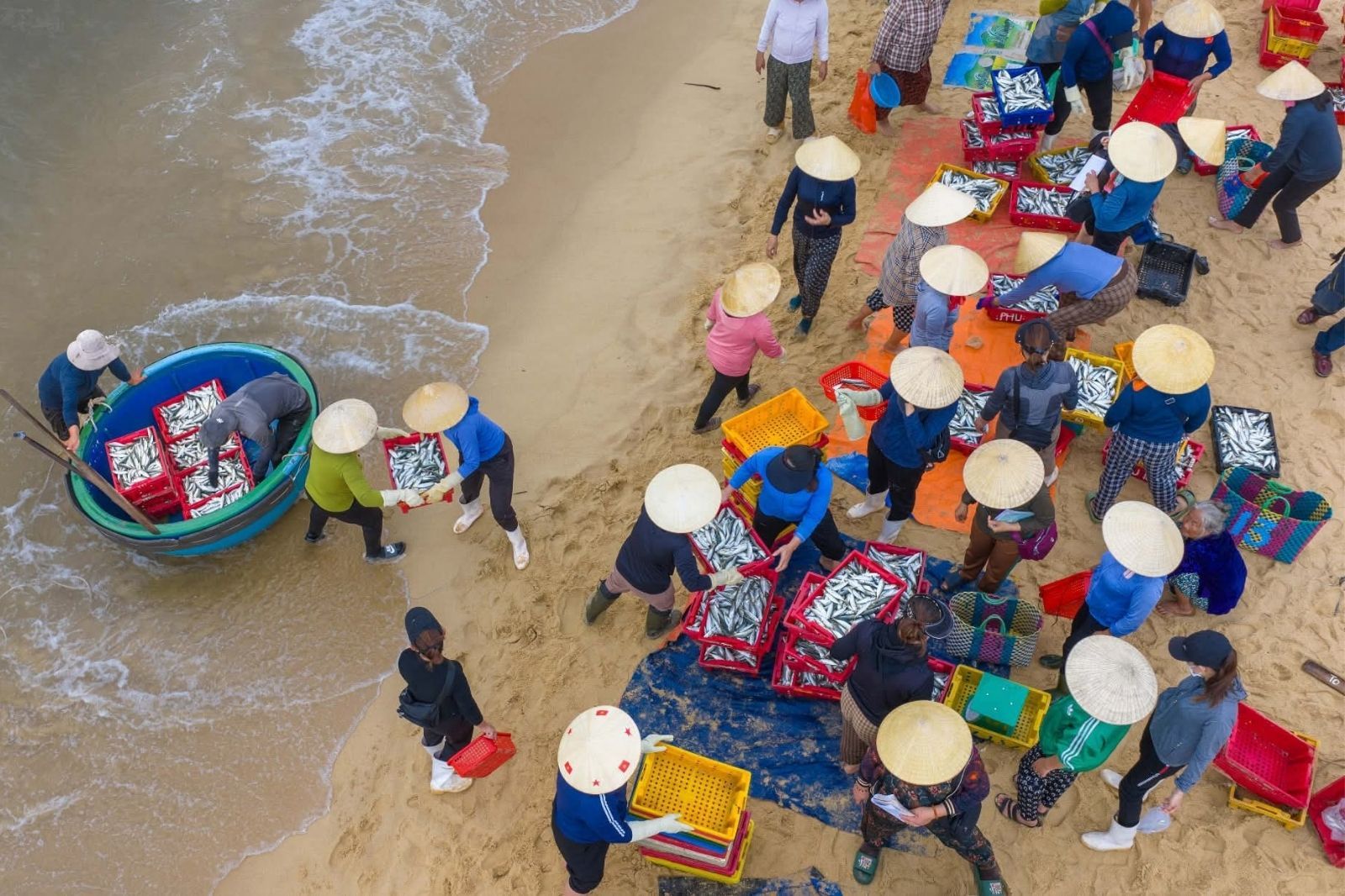 Cuộc sống thường ngày của người dân ven viển