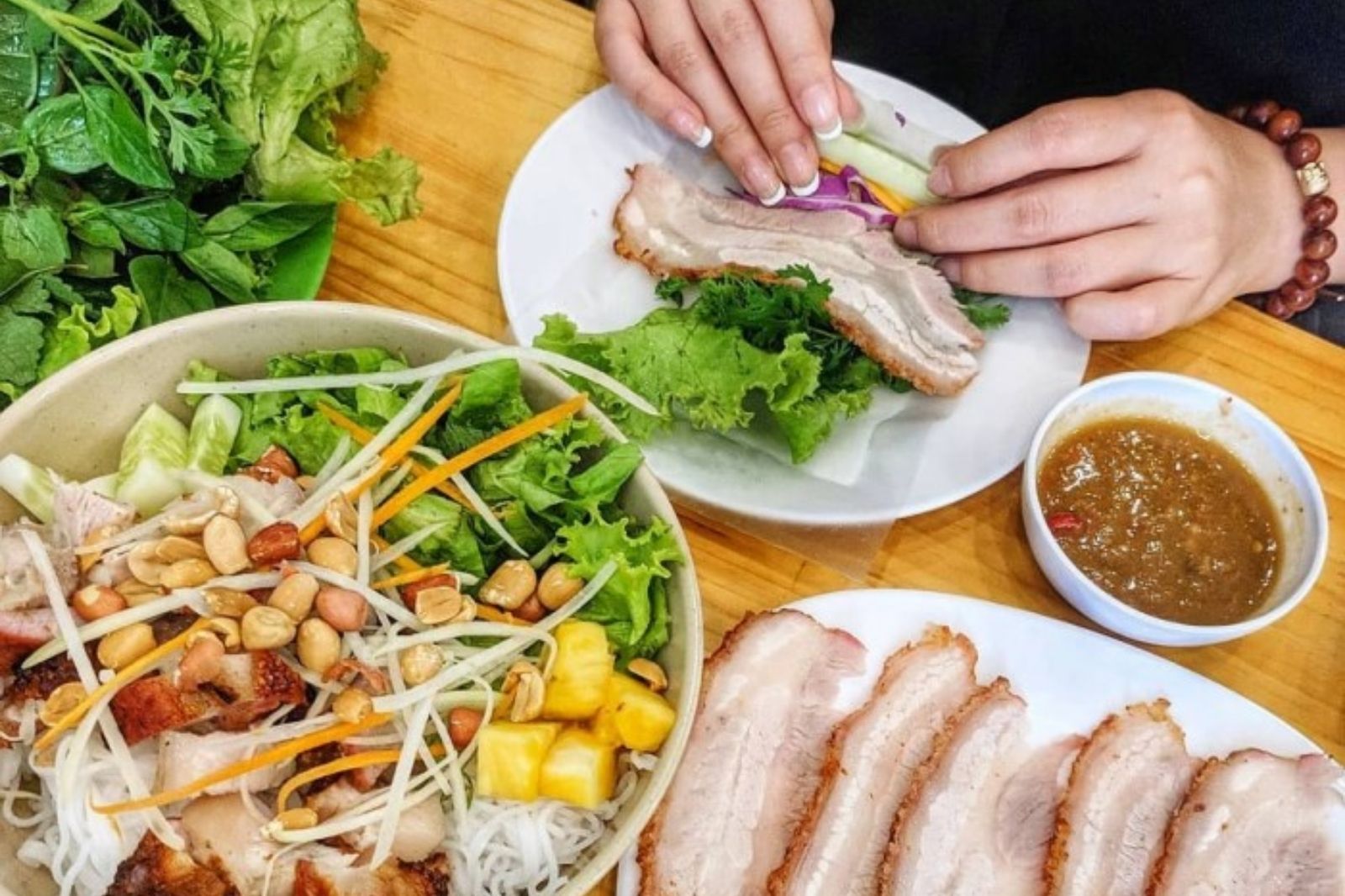 Cuốn bánh tráng cùng với thịt heo khi ăn