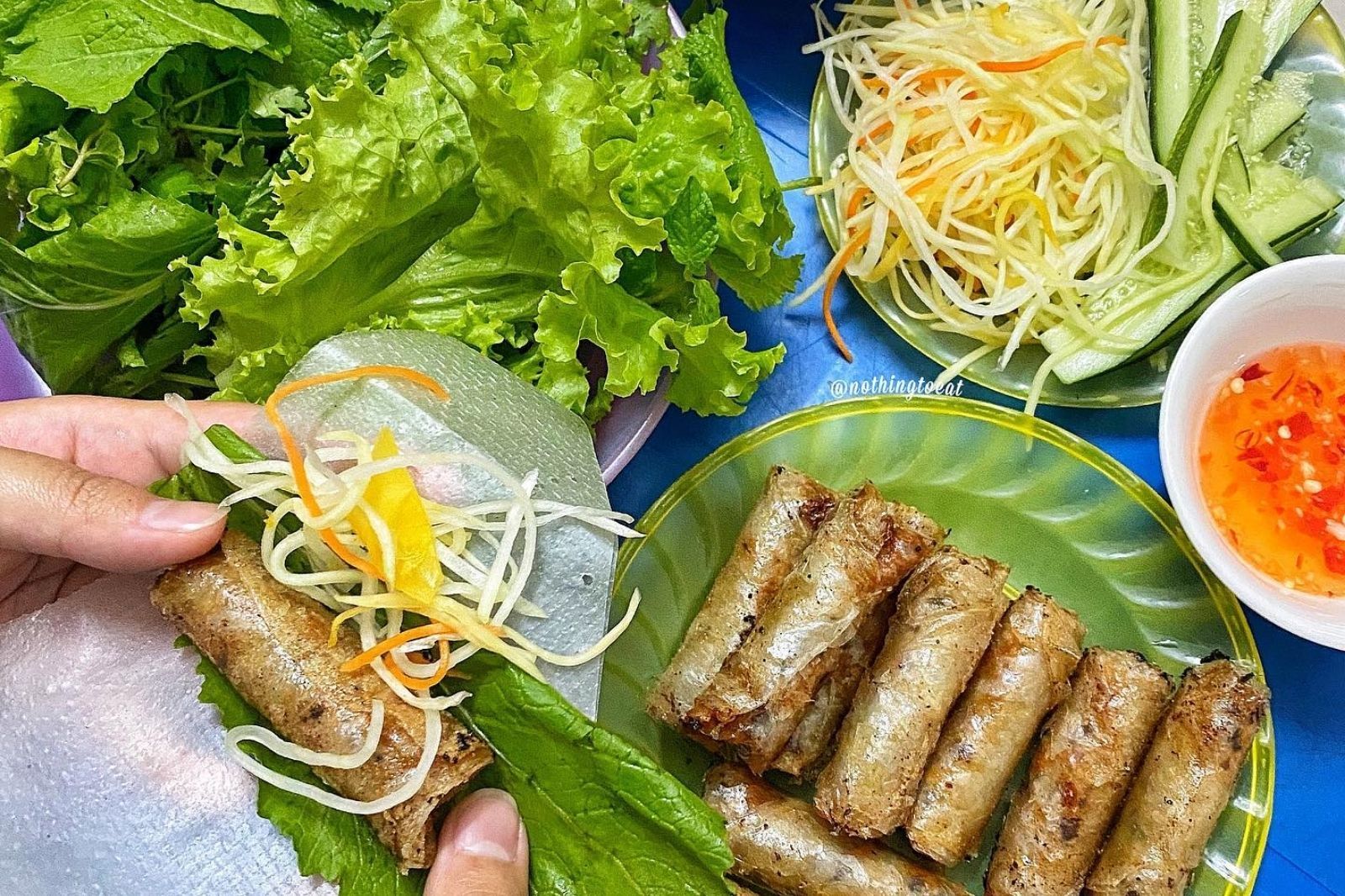 Cuốn cùng bánh tráng và rau khi ăn 