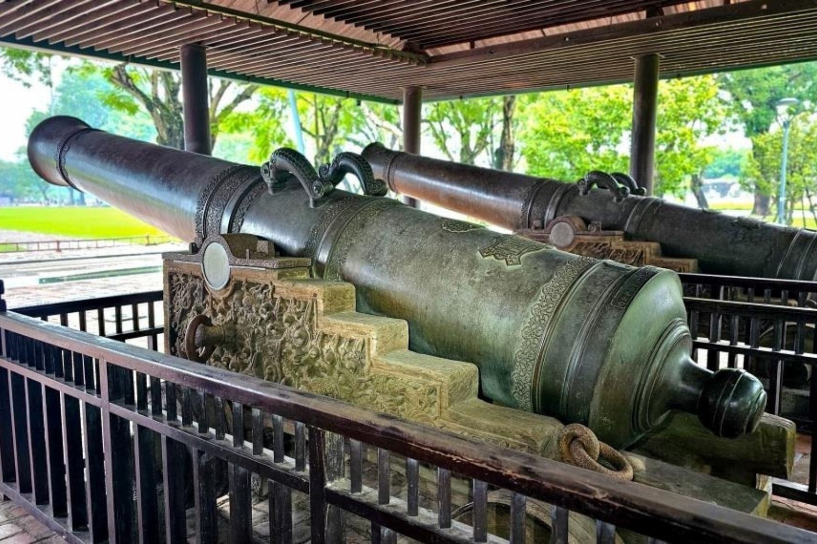 Cửu vị thần công là 9 chiếc đại bác khổng lồ