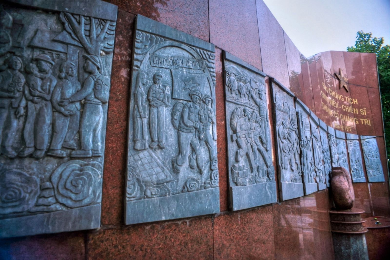 Đài chứng tích sinh viên ở thành cổ Quảng Trị 