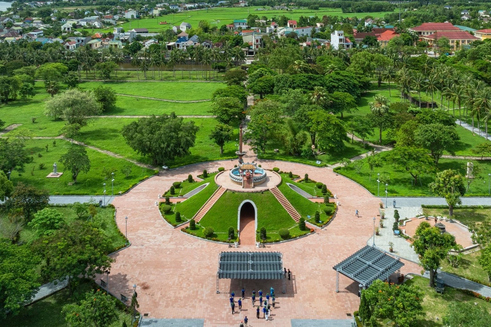 Đài tưởng niệm được đặt ngay trung tâm 