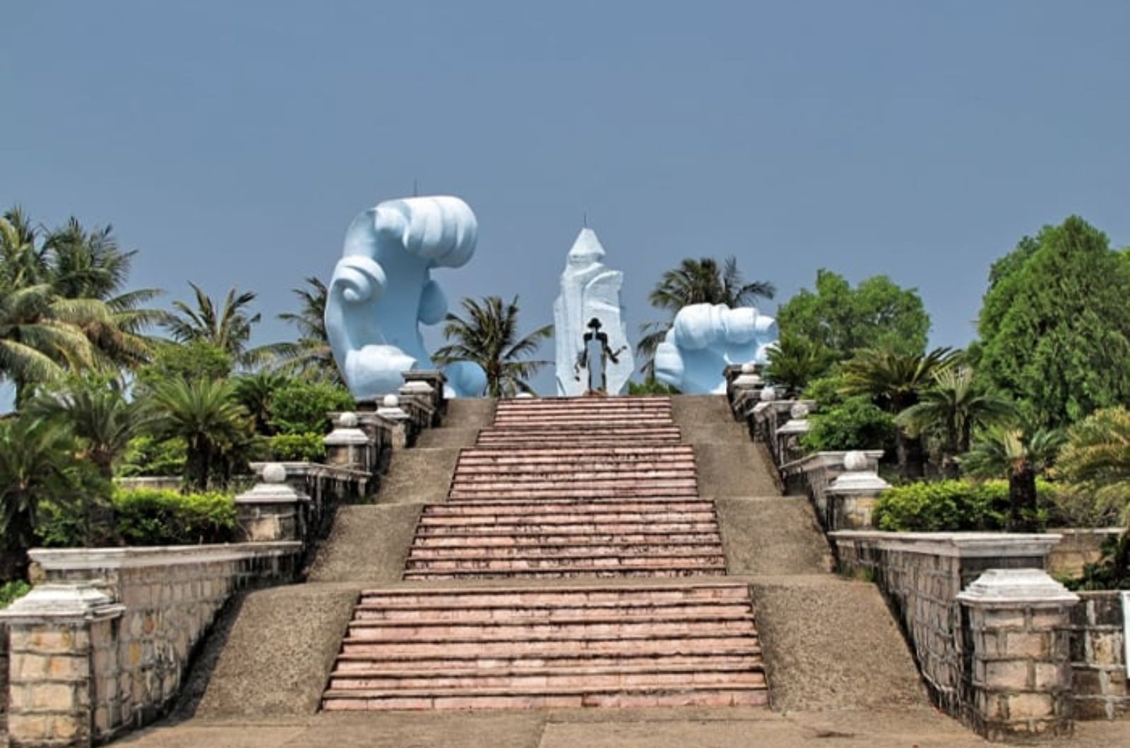 Đài tưởng niệm Nhà tù Phú Quốc với tượng đài nắm đấm