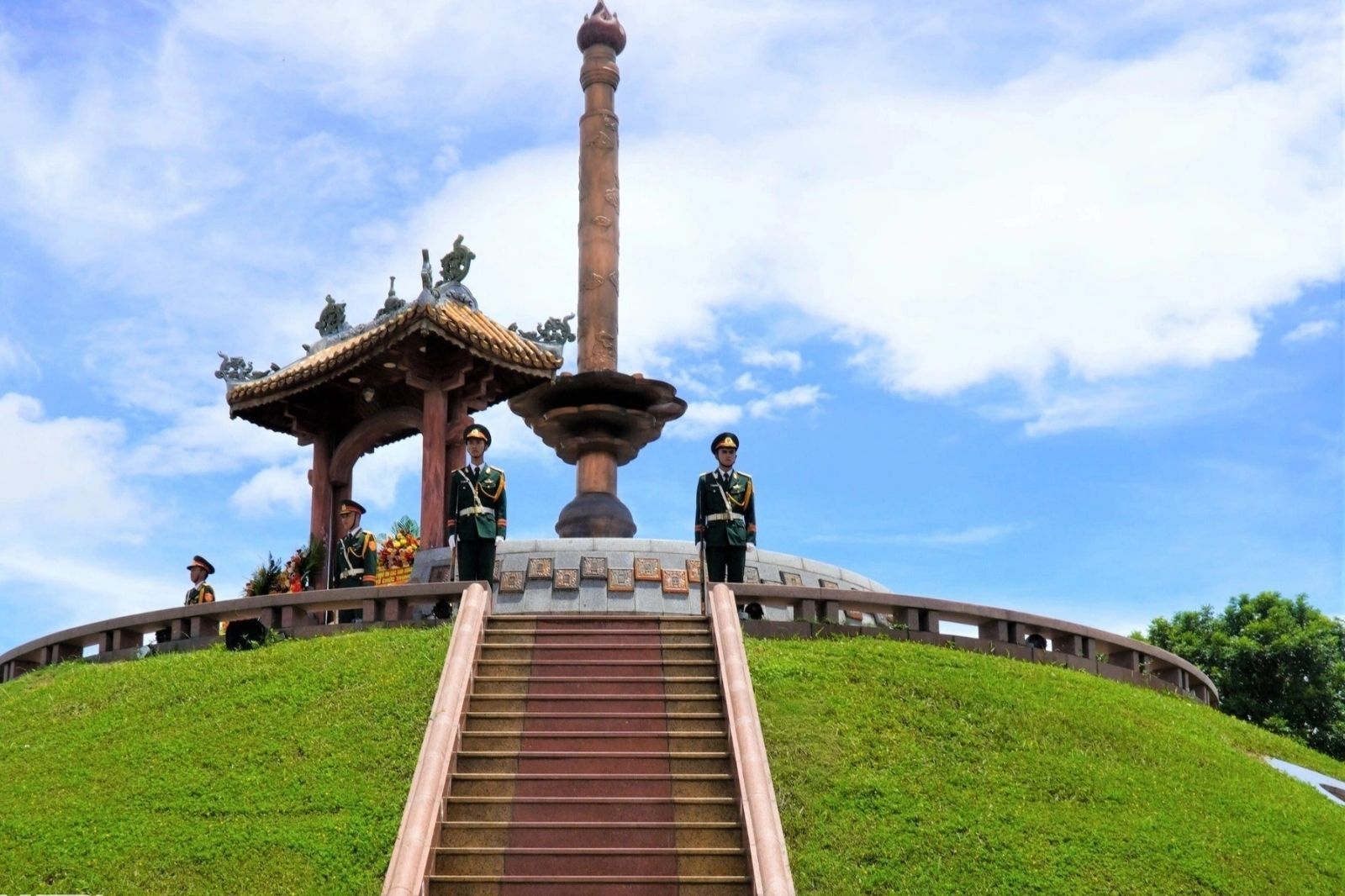 Đài tượng niệm thành cổ Quảng Trị