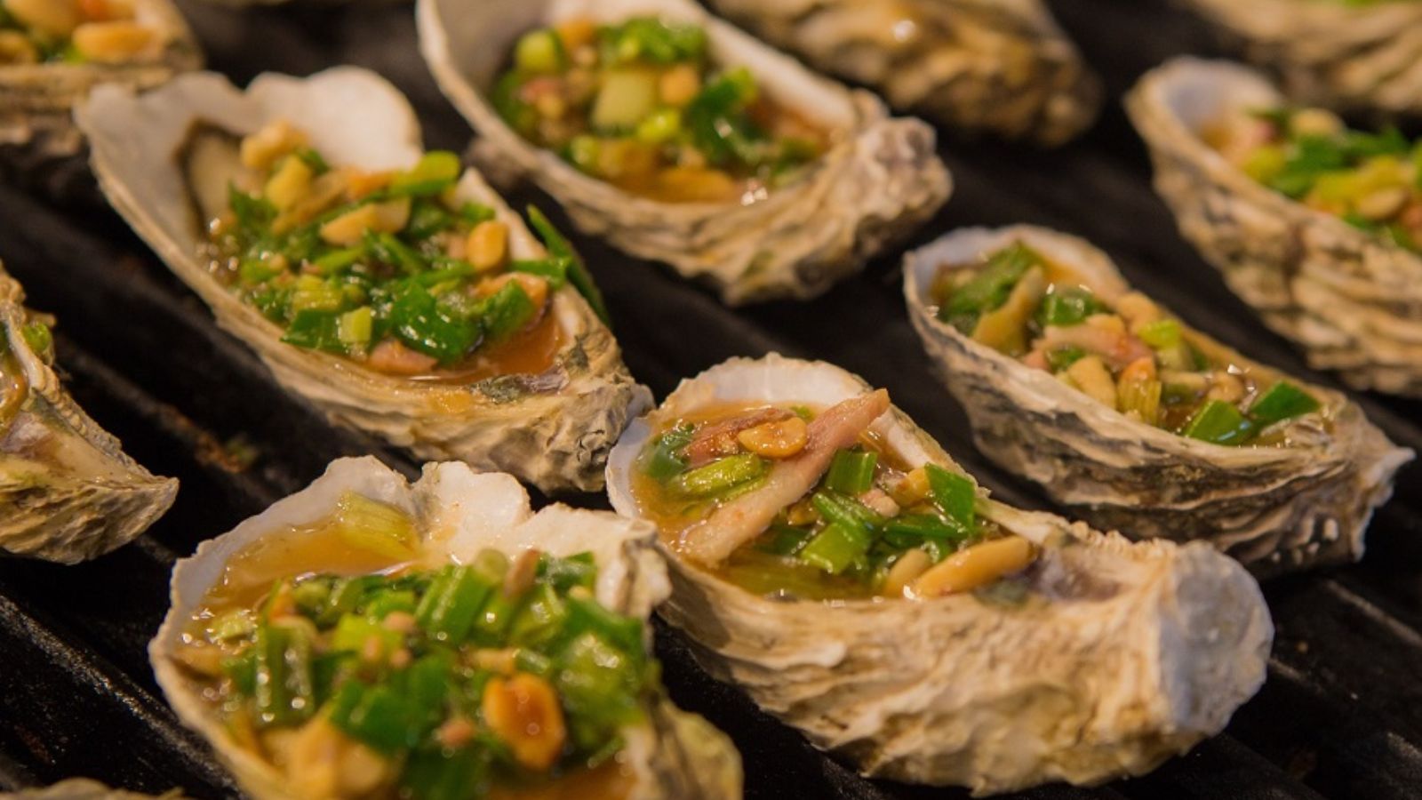 Delizioso piatto di frutti di mare servito sulle sponde della laguna di Lap An.