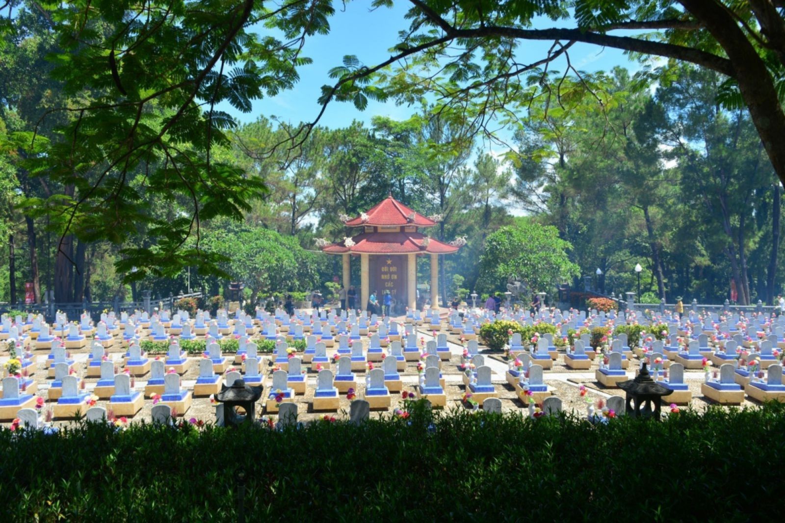 Dâng hương ở nghĩa trang liệt sỹ Trường Sơn