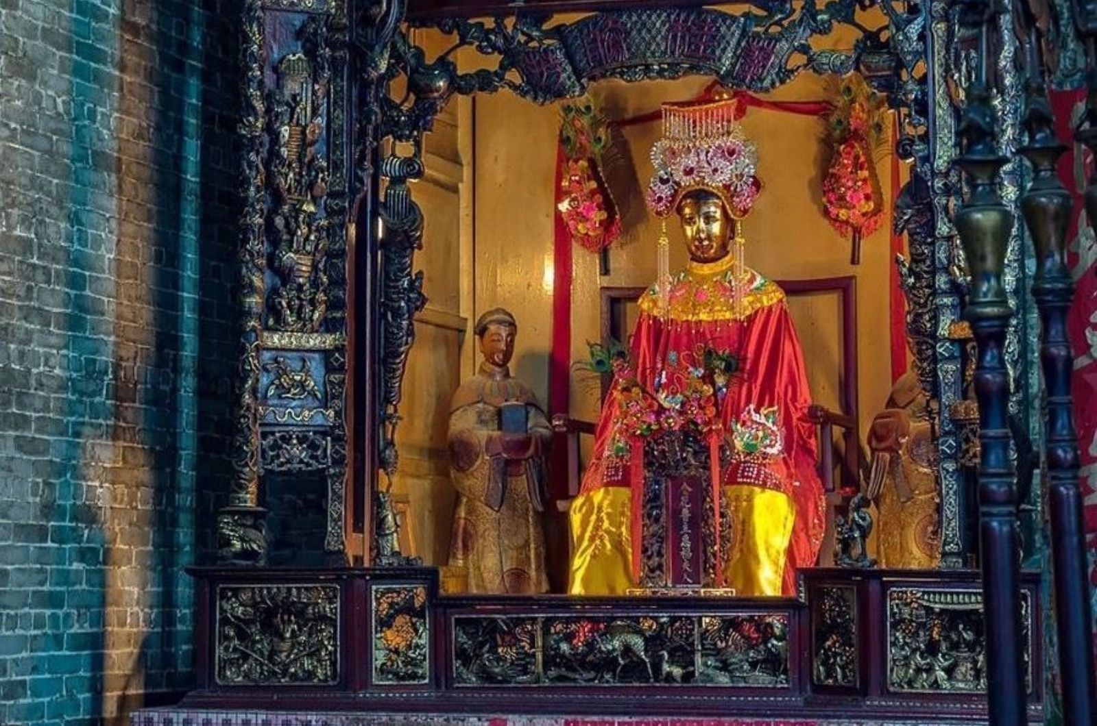 Dâng hương tại miếu Bà Thiên Hậu