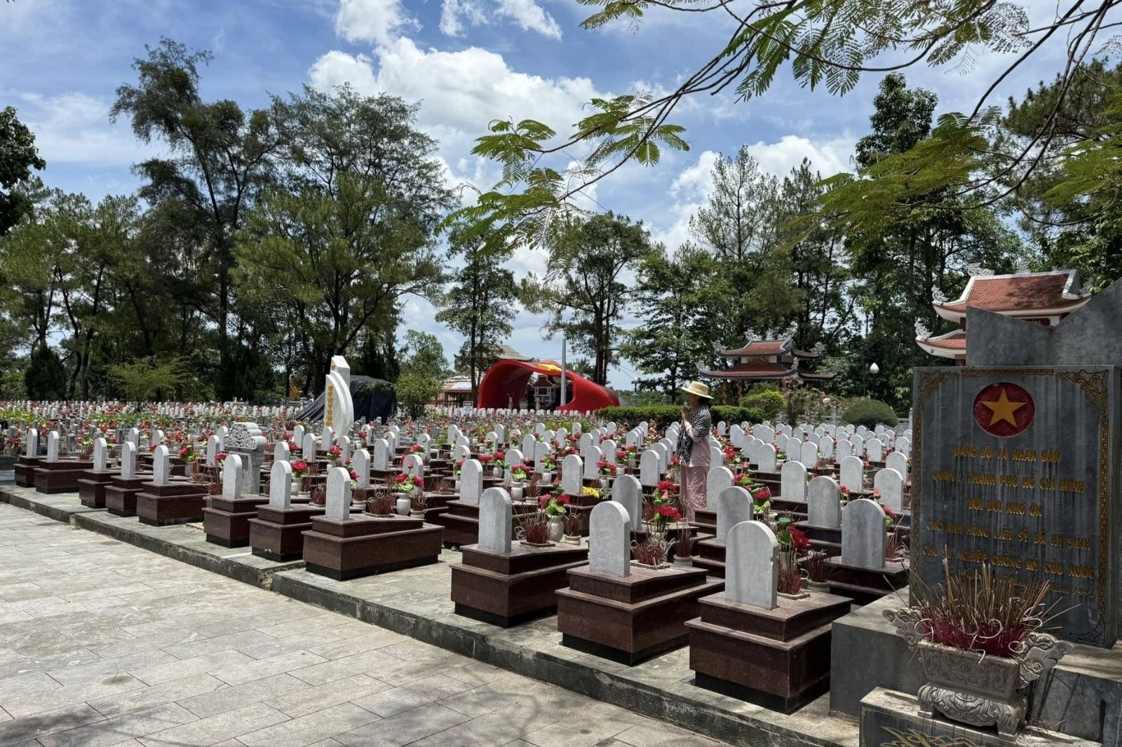 Dâng hương tại nghĩa trang liệt sĩ Trường Sơn 