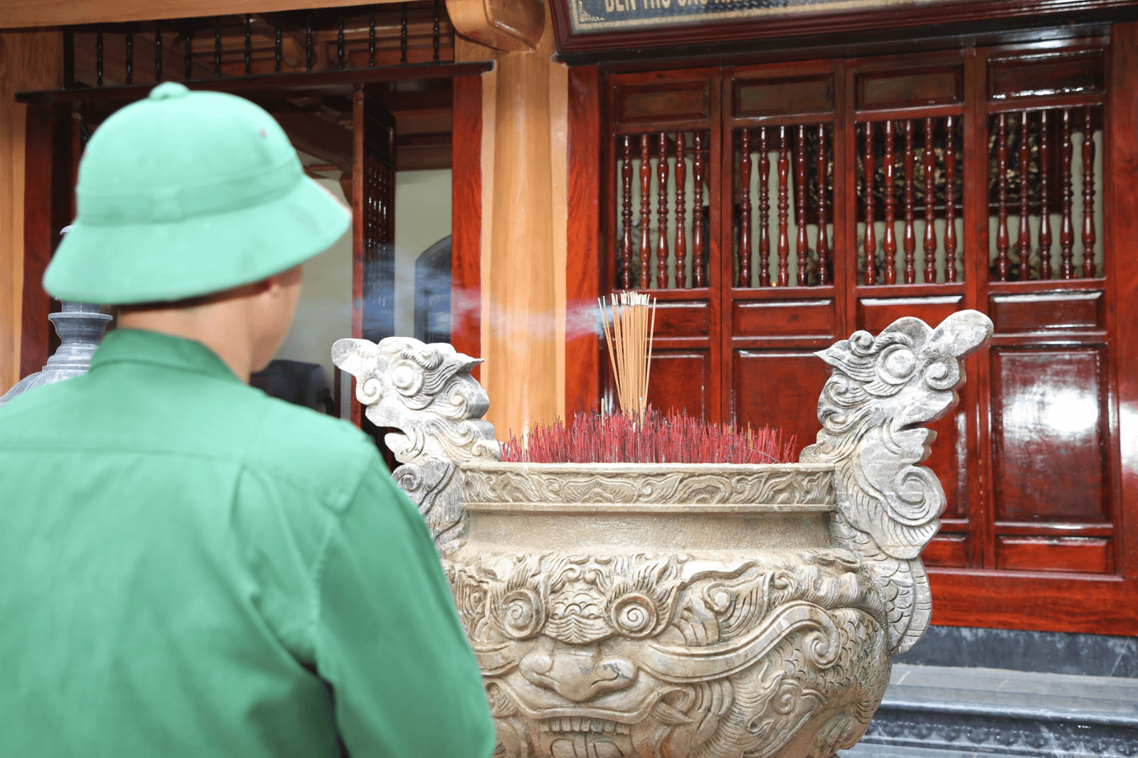 Dâng hương với lòng thành kính