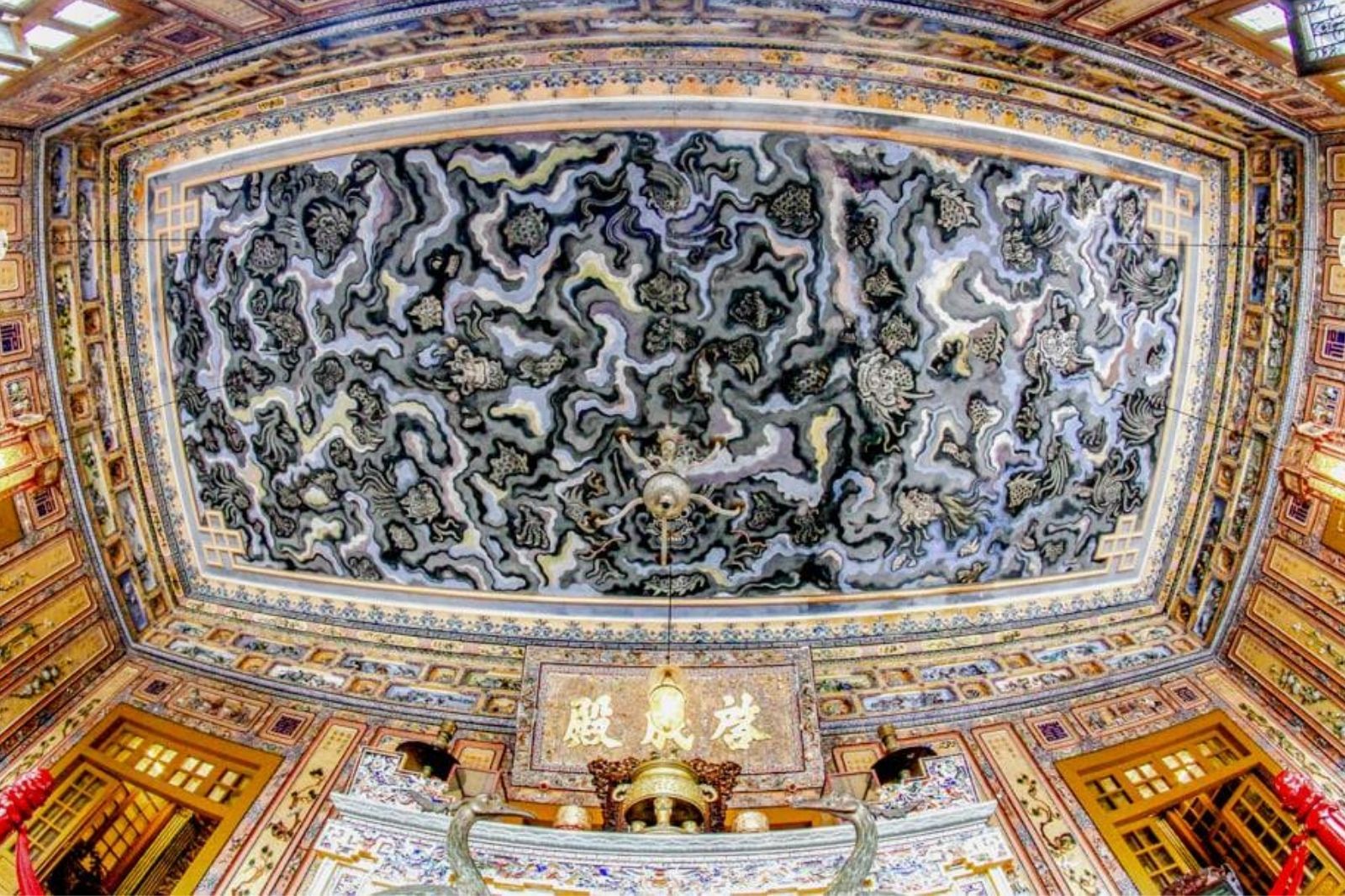 Dành thời gian tham quan để hiểu rõ hơn về bức họa 