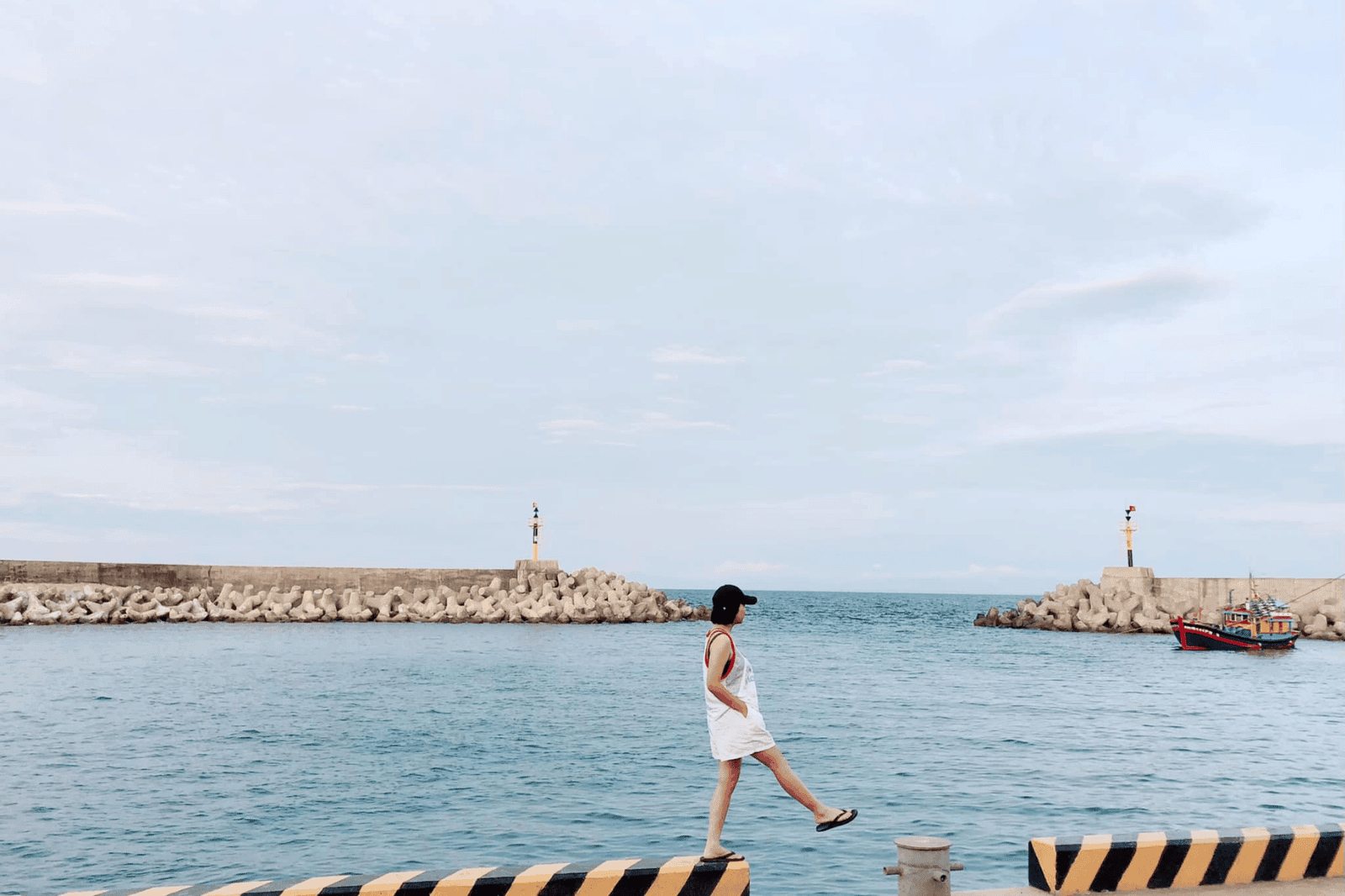 Đảo Cồn Cỏ khá nhỏ nên bạn có thể đi bộ để tận hưởng 