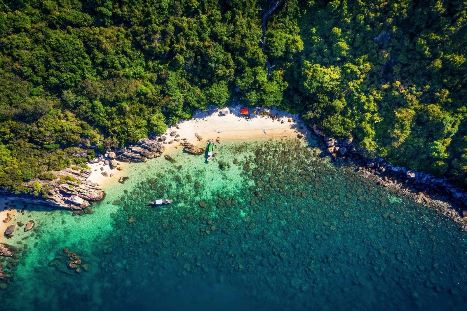 Đảo Hòn Chảo nhìn từ trên cao