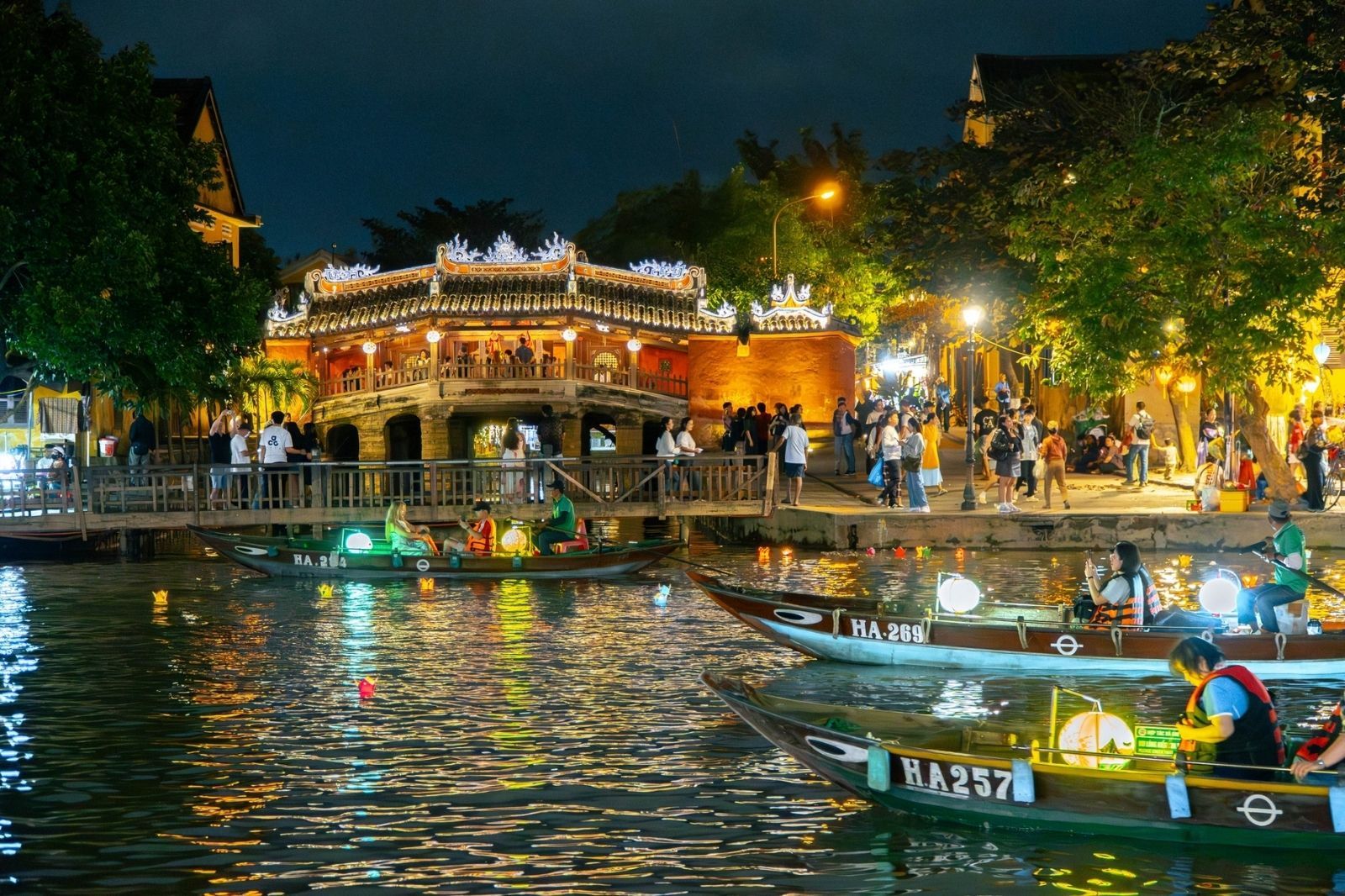 Dạo phố cổ Hội An về đêm 