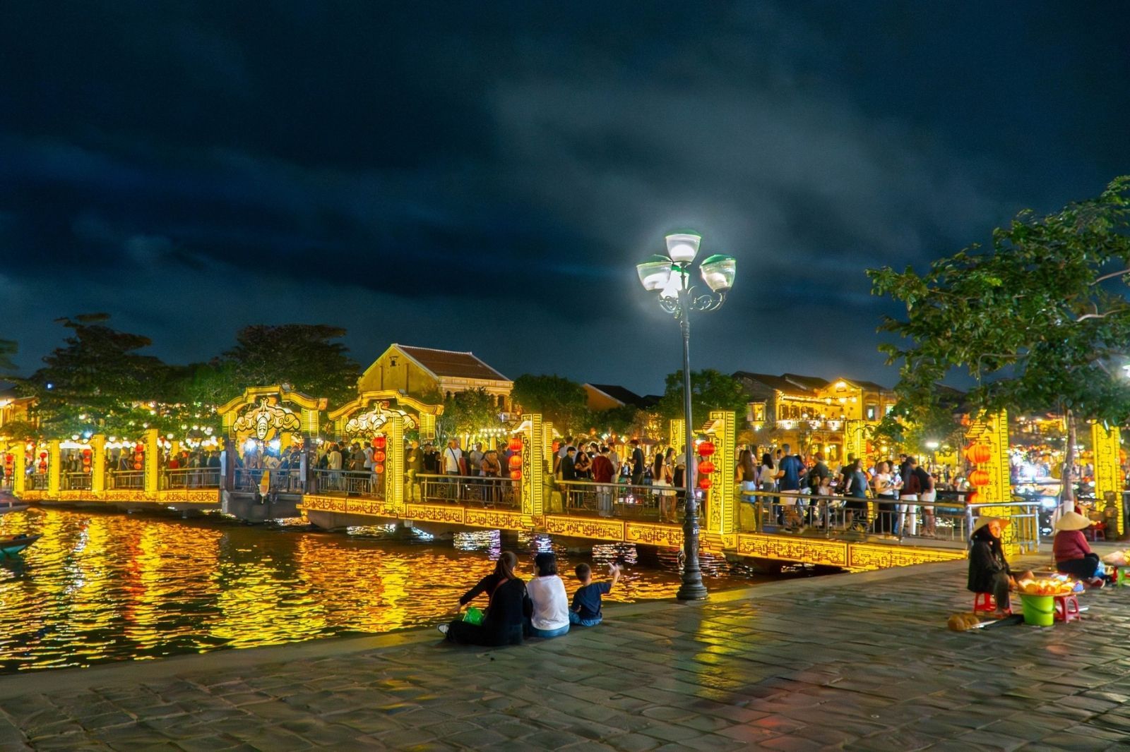 Dạo quanh phố cổ Hội An vào buổi đêm 