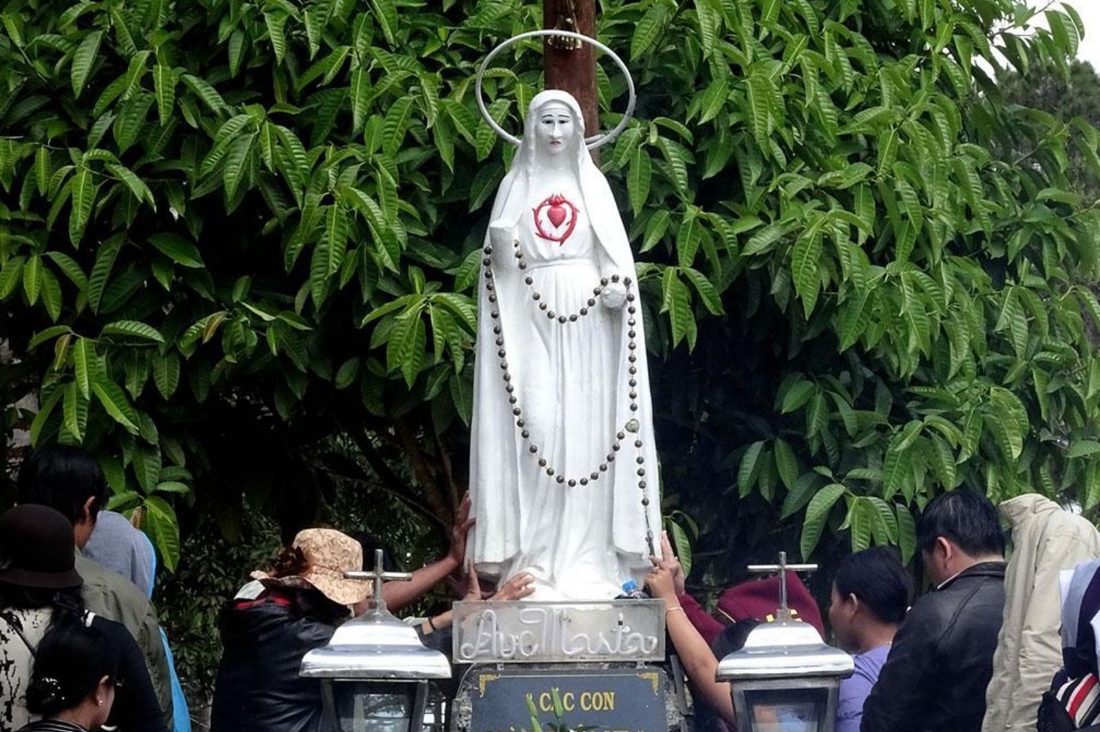 Đầu năm là dịp người dân khắp nơi về đây cầu nguyện