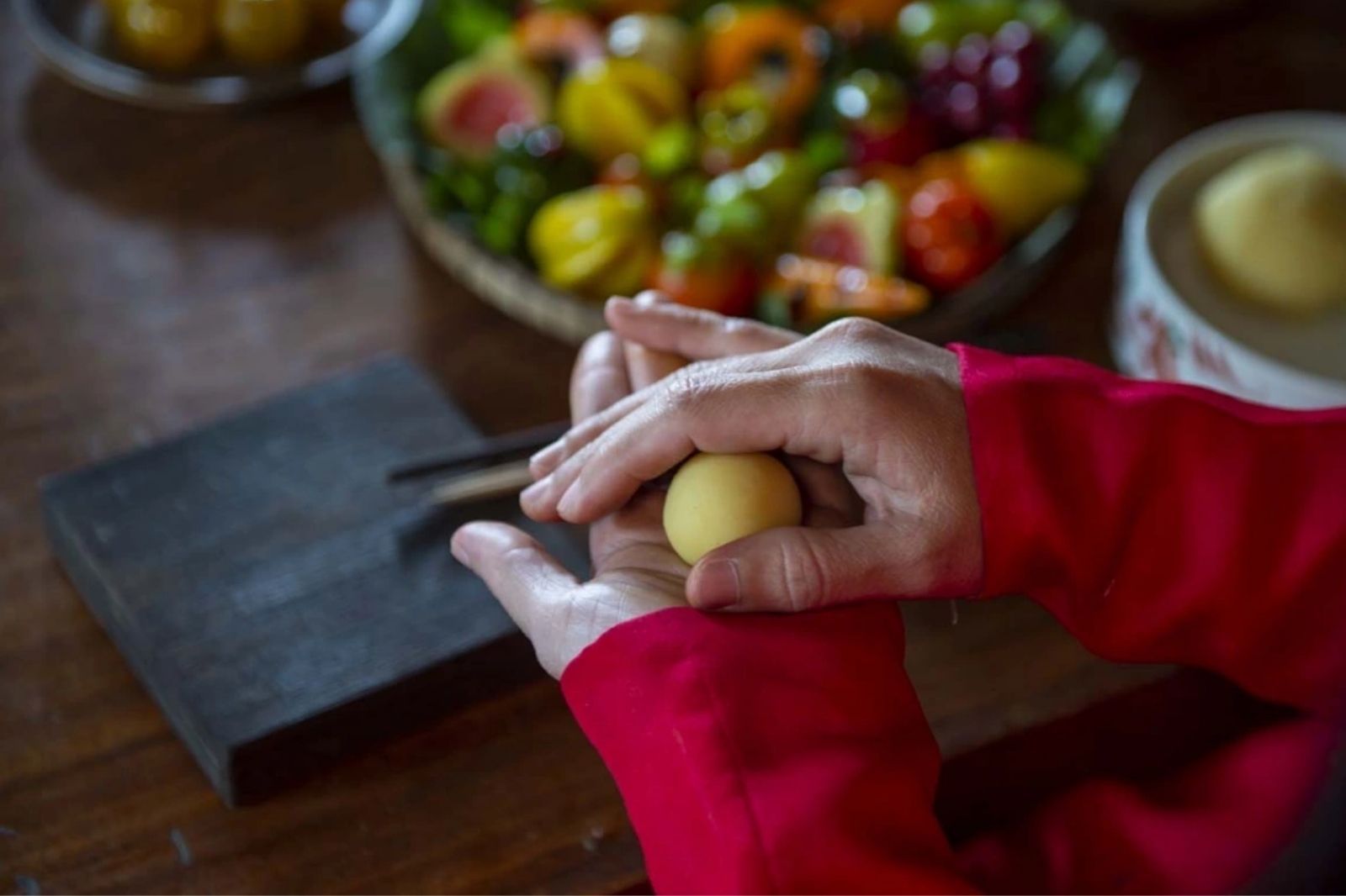 Đậu xanh hấp chín và đem xay nhuyễn để tạo hình