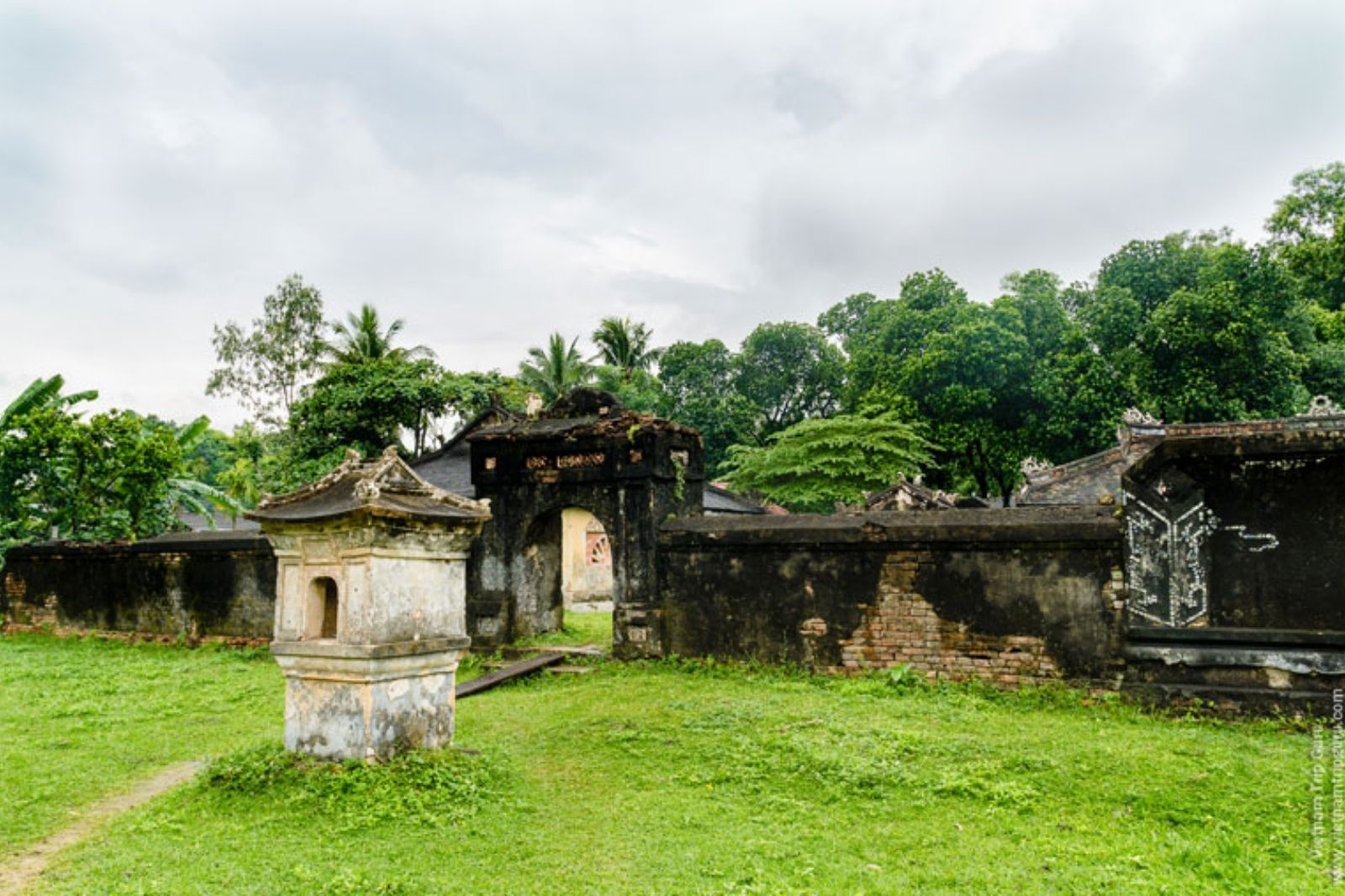 Điện Voi Ré tọa lạc trên đồi Thọ Cương
