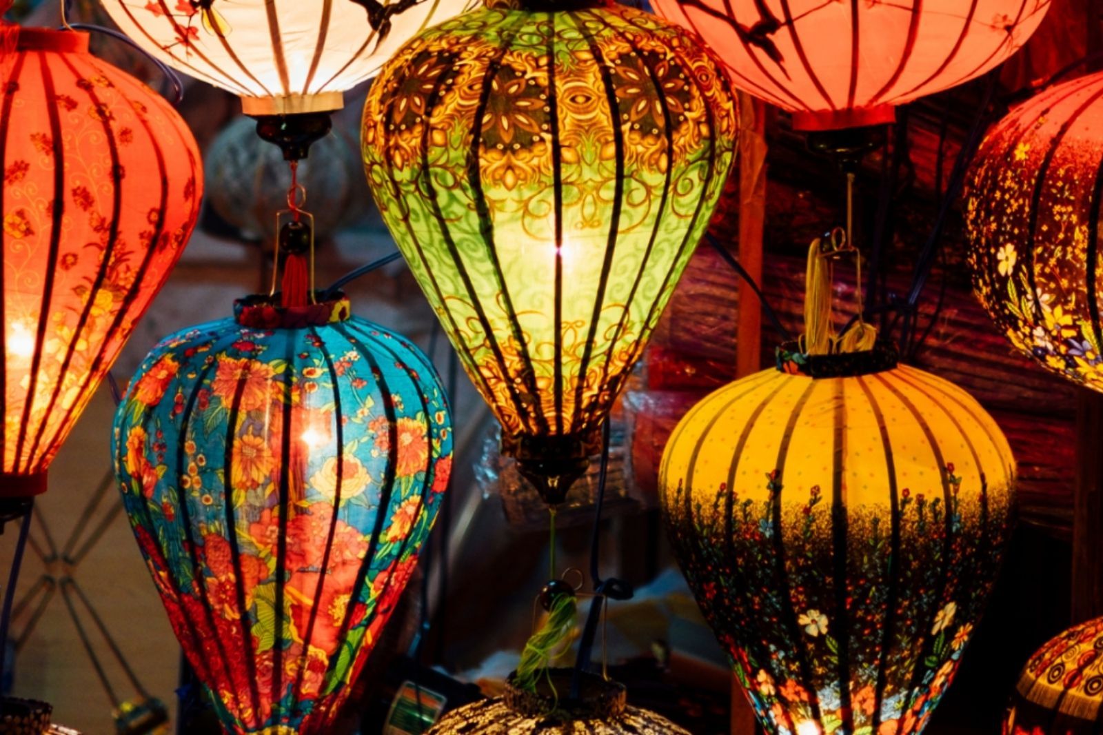 Những chiếc đèn lồng sáng rực vào ban đêm 