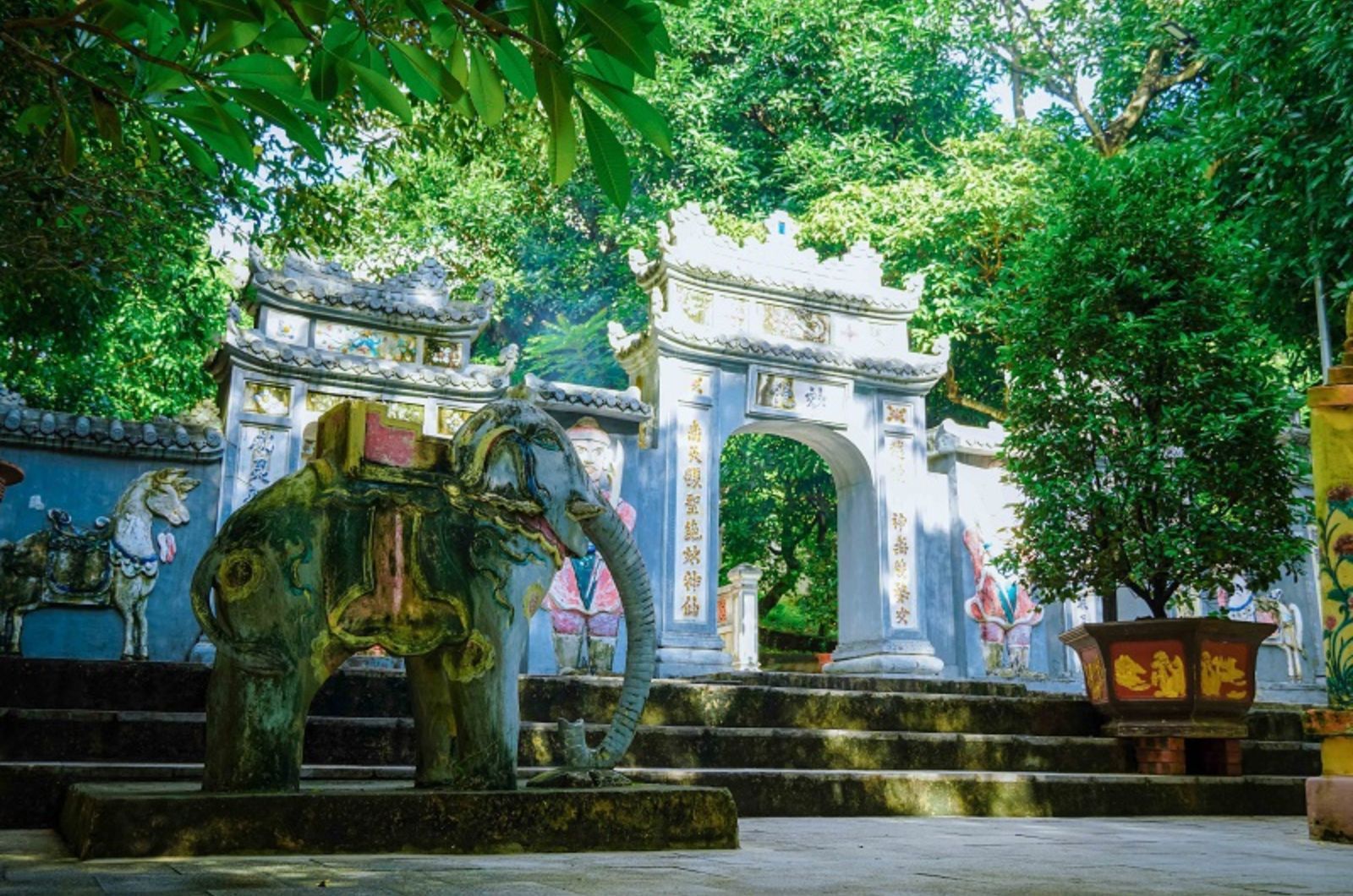 Đền Mẫu Liễu Hạnh gần Hoành Sơn Quan 