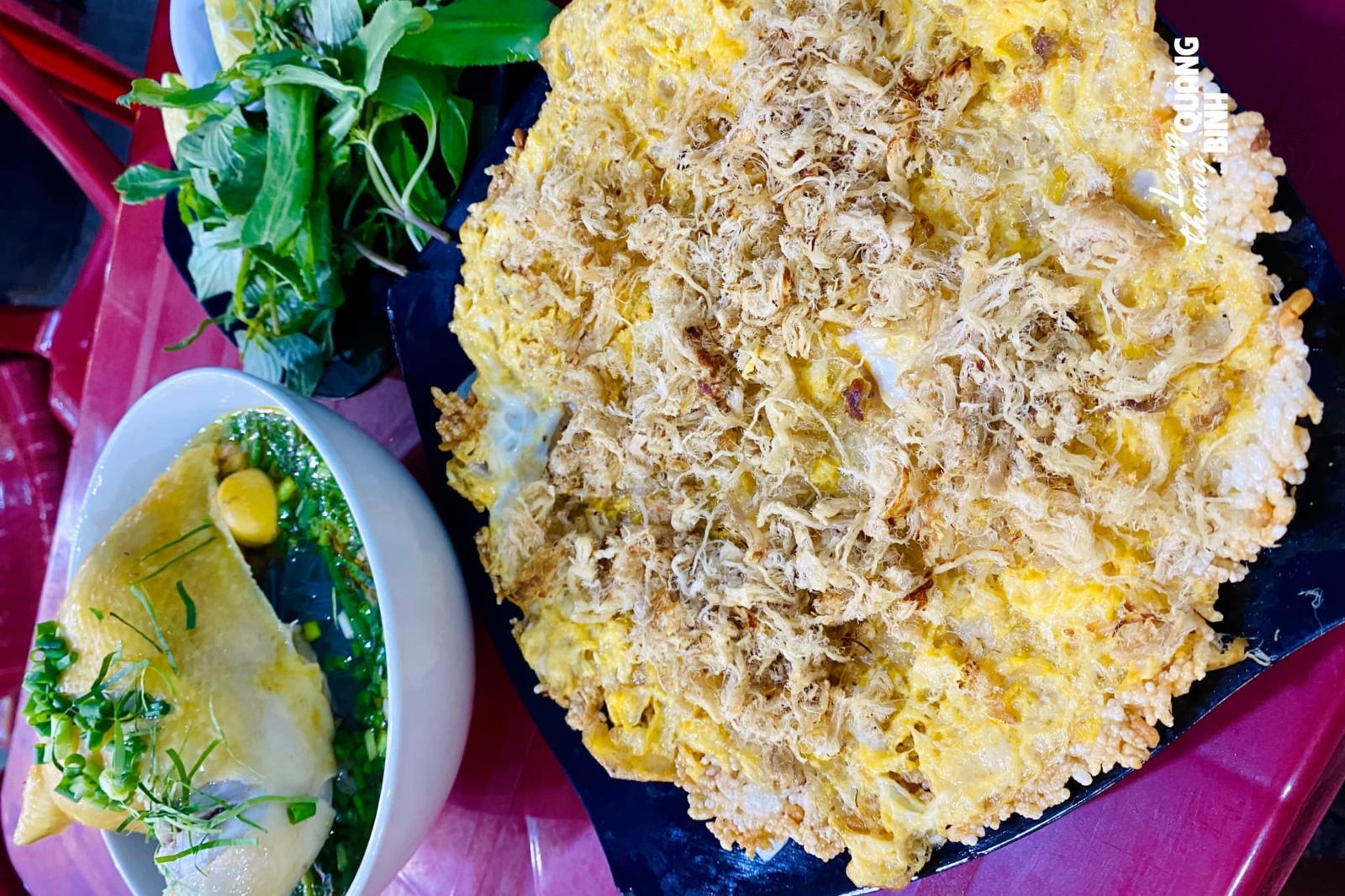 Đến Quảng Bình thì đừng bỏ lỡ xôi chiên chà bông giòn rụm 