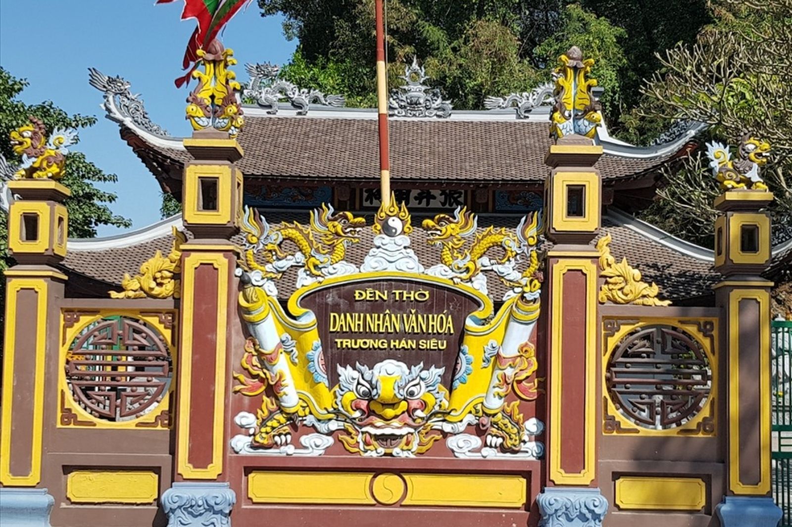 Đền thờ Trương Hán Siêu dưới chân núi Non Nước  