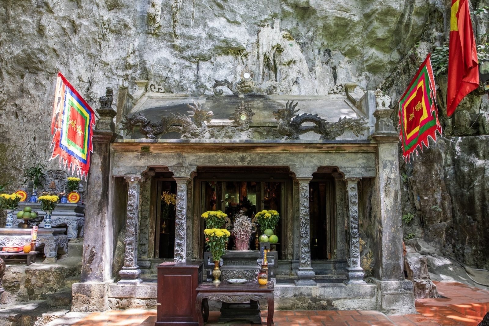 Đền Trần hay còn gọi là Đền Nội Lâm 