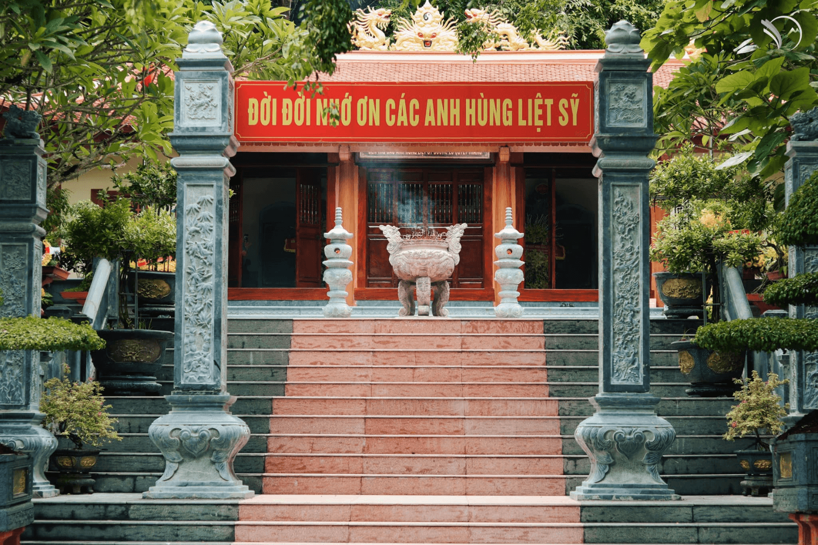 Đền tưởng niệm dâng hương 