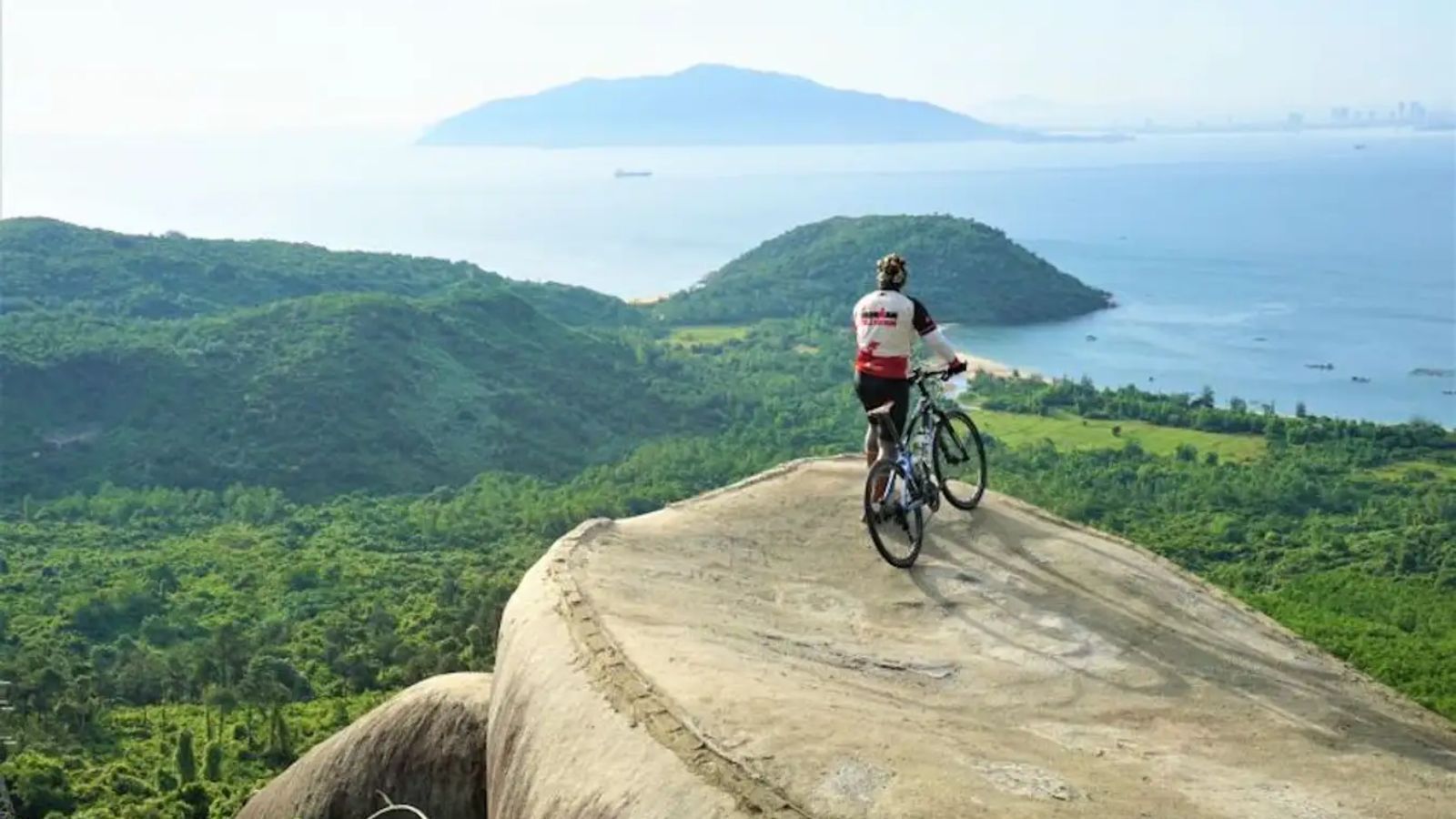 Mirador de la Roca de la Tortuga con vistas al Paso Hai Van y la bahía de Lang Co.
