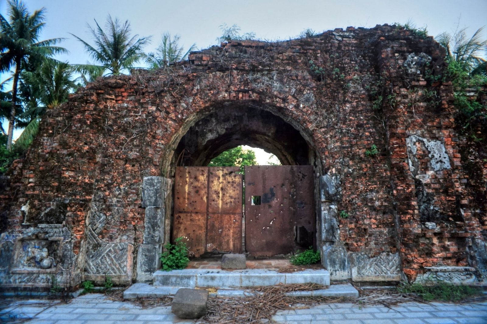 Đi bộ tham quan di tích còn sót lại của thành cổ 