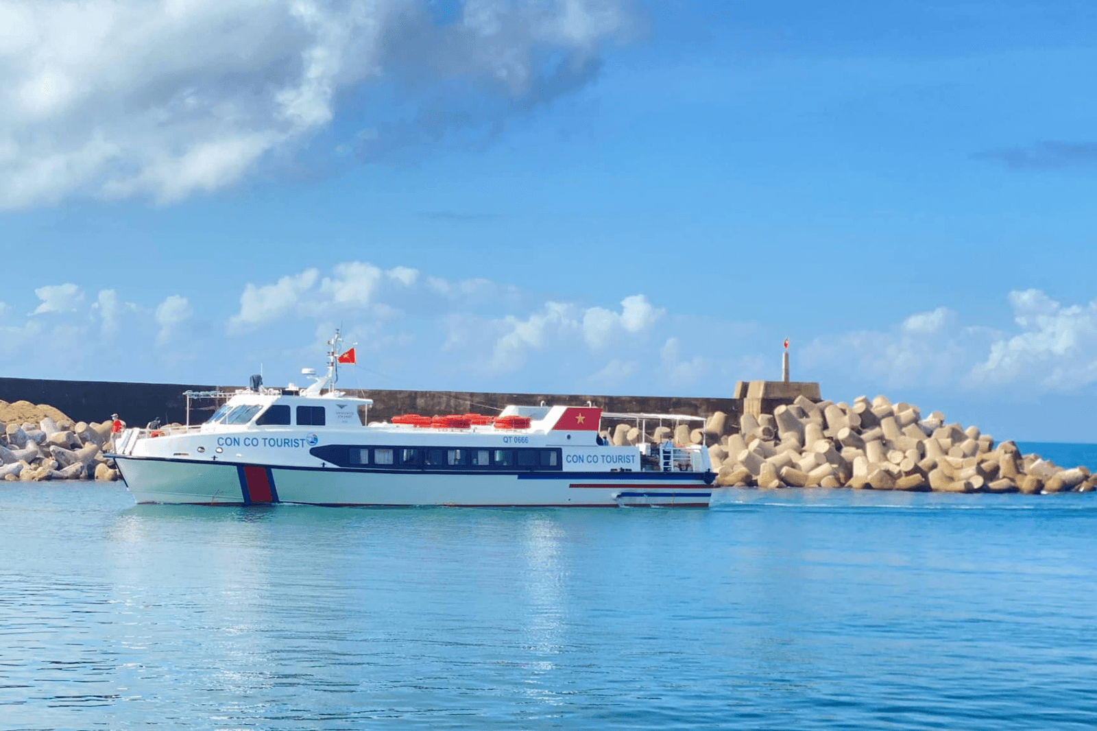 Di chuyển bằng tàu cao tốc khi ra đảo 