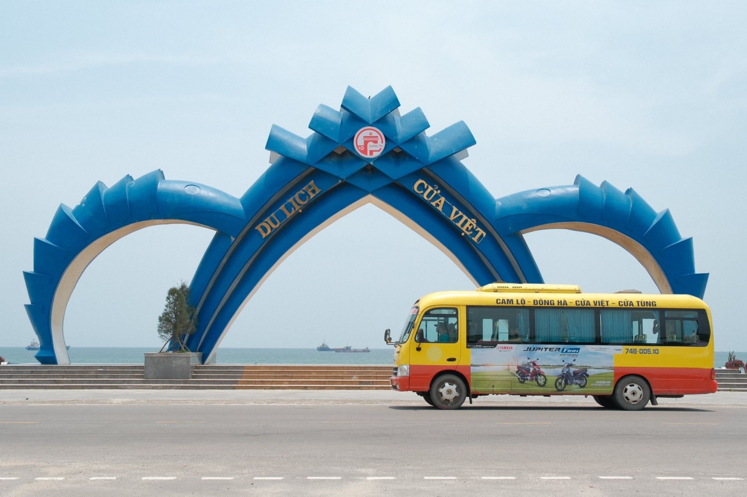 Di chuyển bằng xe buýt đến biển Cửa Việt