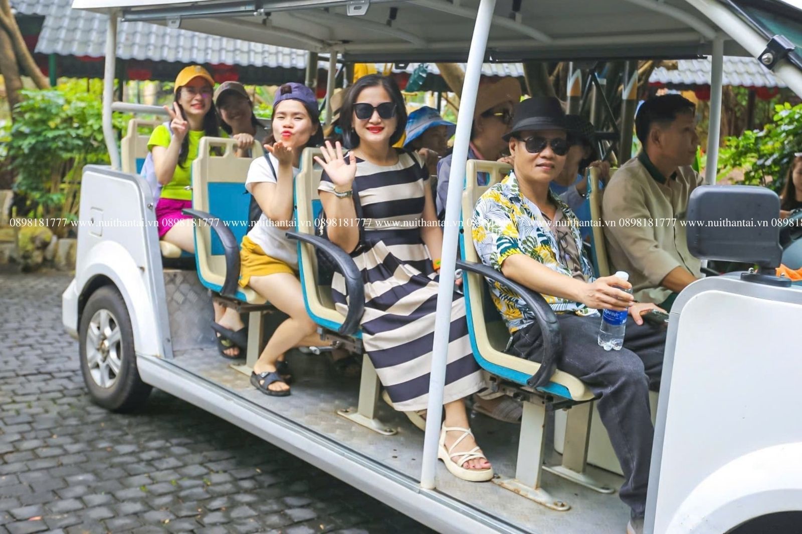 Di chuyển bằng xe điện trong khu du lịch 