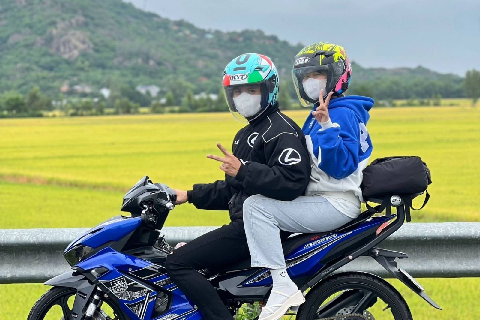 Di chuyển bằng xe máy cho phép du khách tự do khám phá các điểm tham quan gần đó