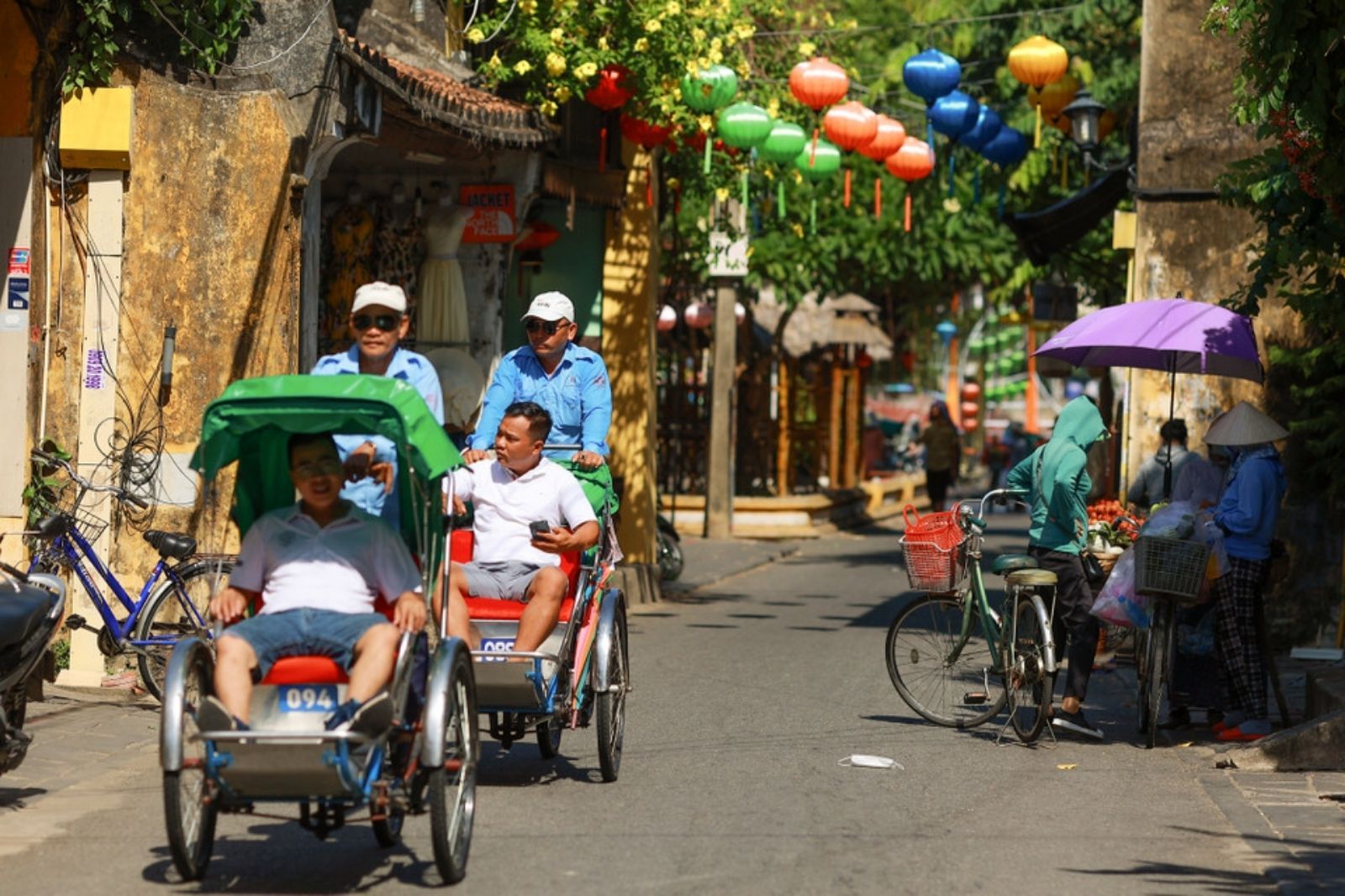Di chuyển bằng xích lô để tham quan phố cổ 