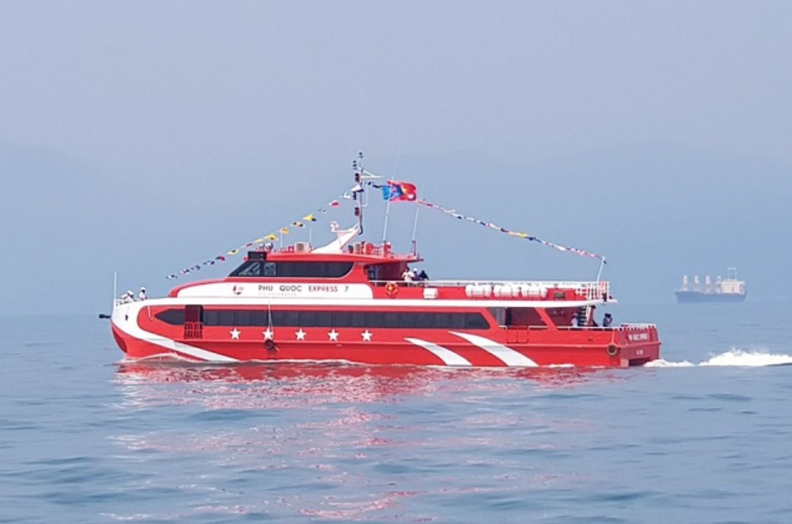 Di chuyển đến Bãi Sao bằng tàu cao tốc 