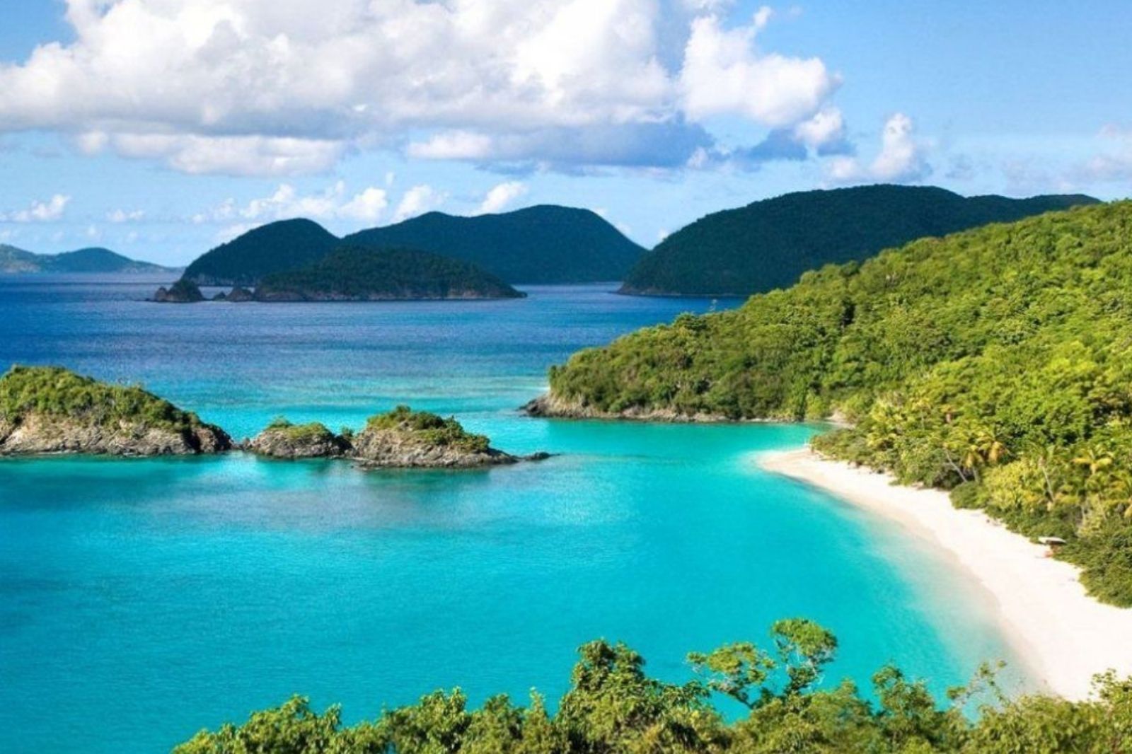 Từ trung tâm thành phố không mất nhiều thời gian di chuyển đến biển Non Nước