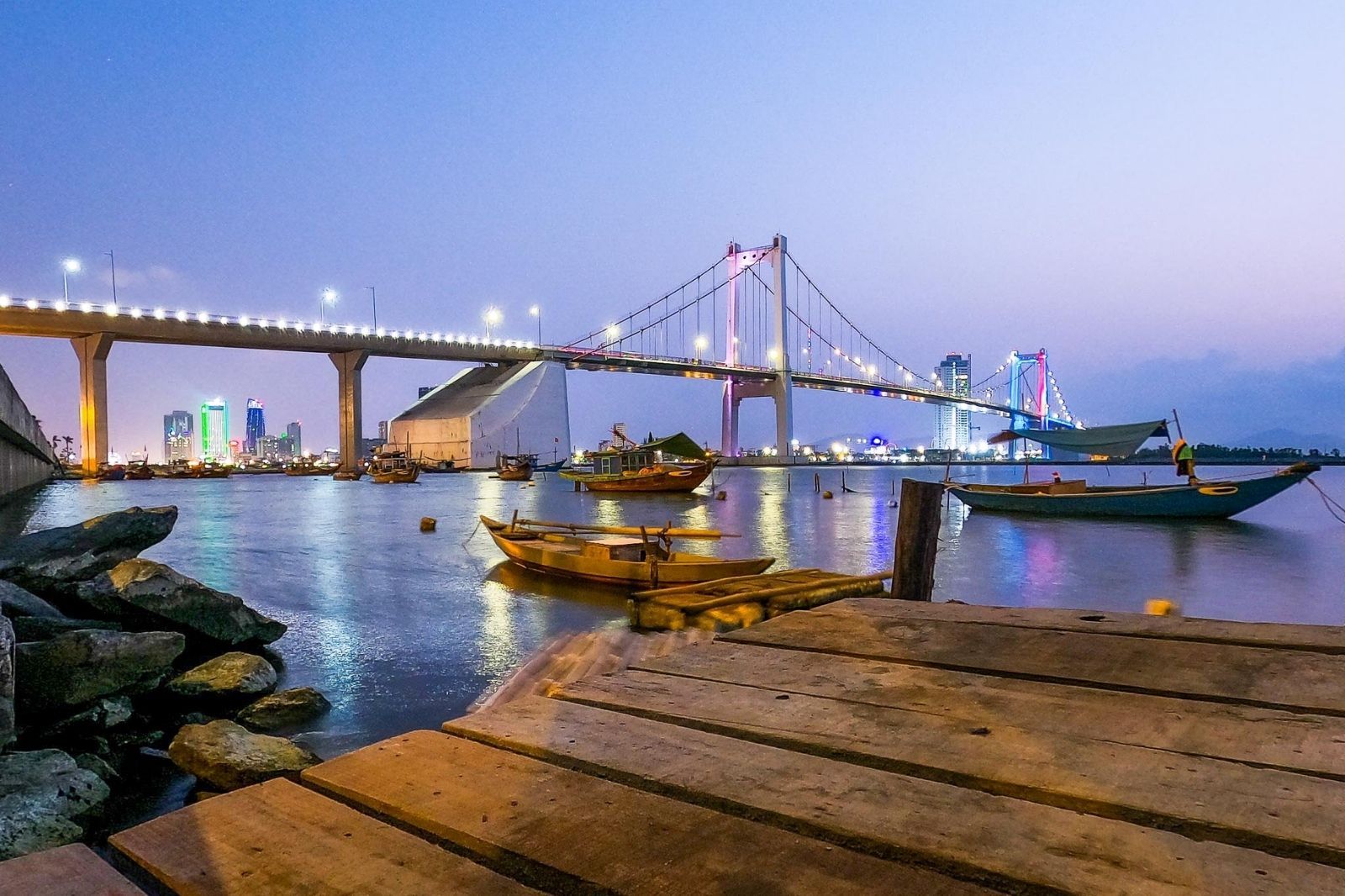 Từ trung tâm thành phố dễ dàng di chuyển đến cầu Thuận Phước