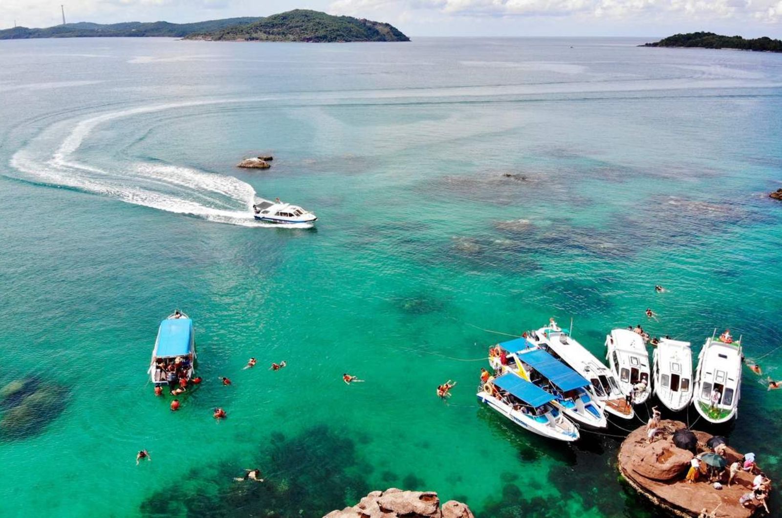 Di chuyển đến hòn Dăm Ngang bằng tàu hoặc cano