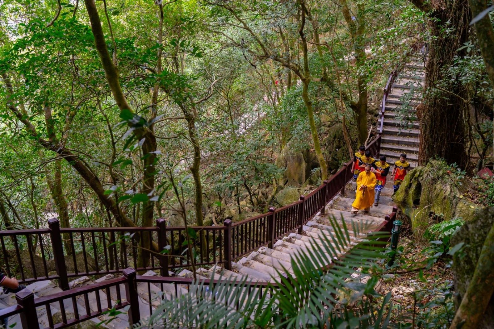 Du khách nên mang giày thể thao để tiện di chuyển 