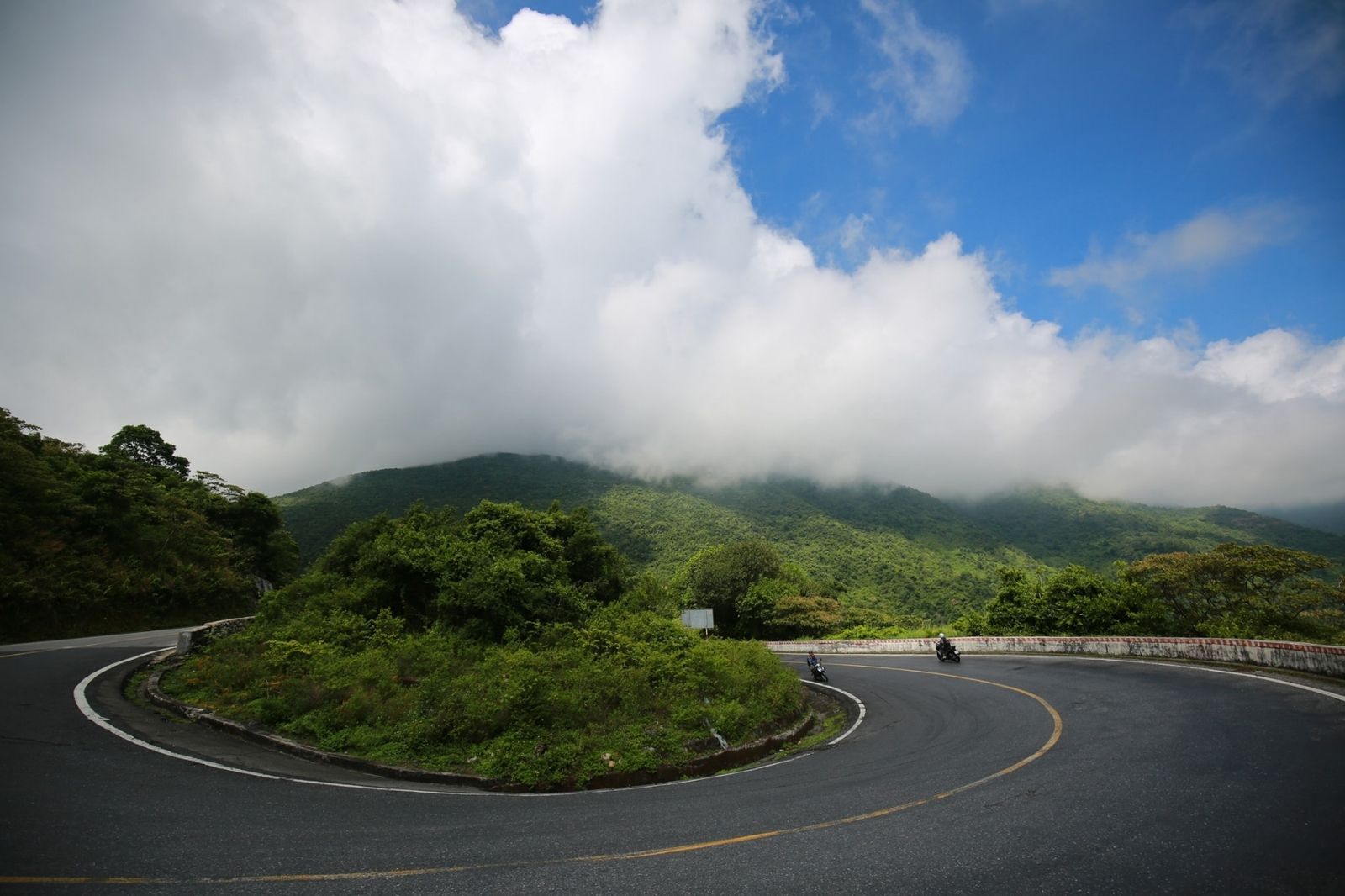 Di chuyển qua đường đèo Hải Vân 