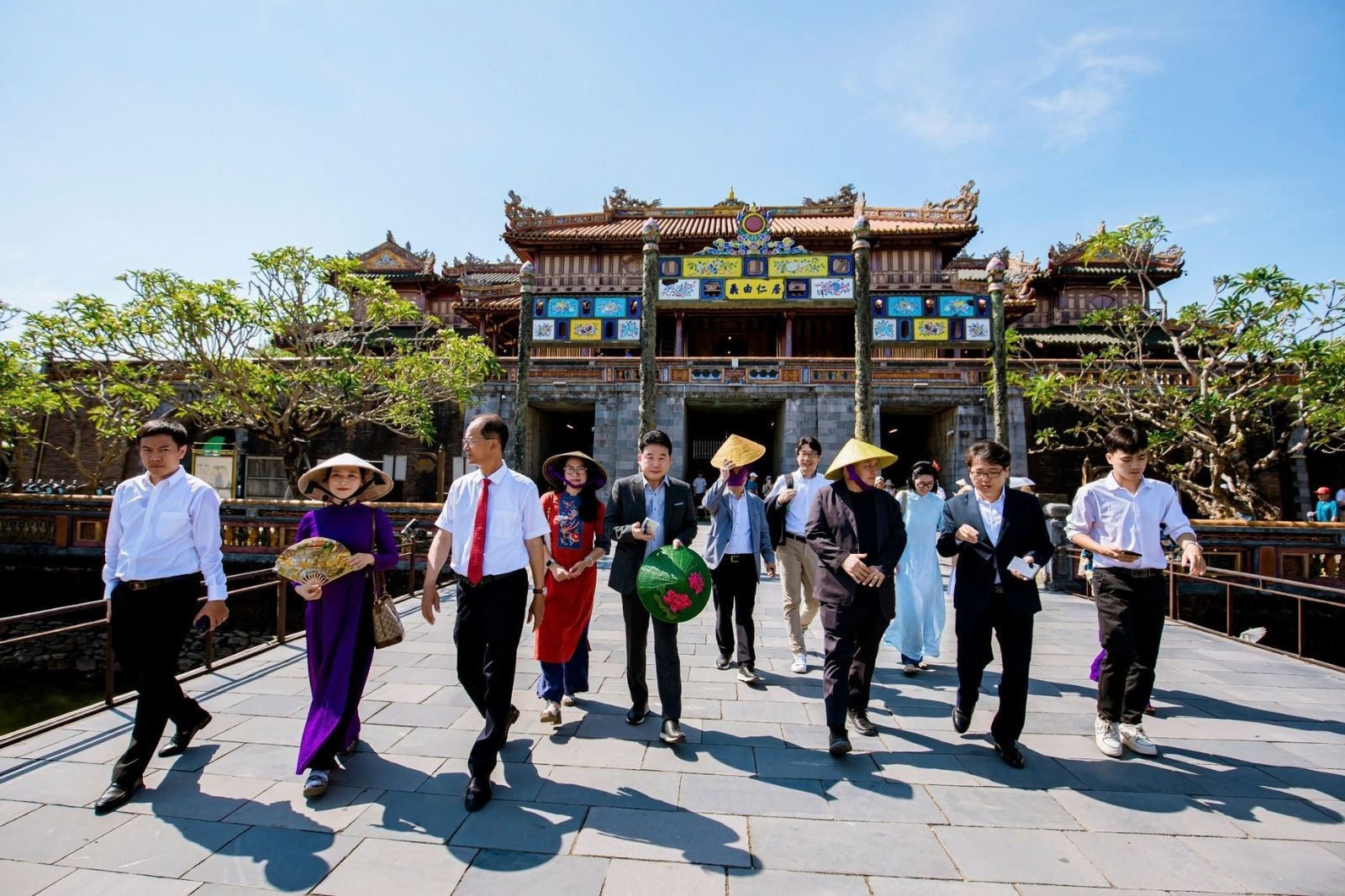 Đi cùng hướng dẫn viên để hiểu hơn về các di tích