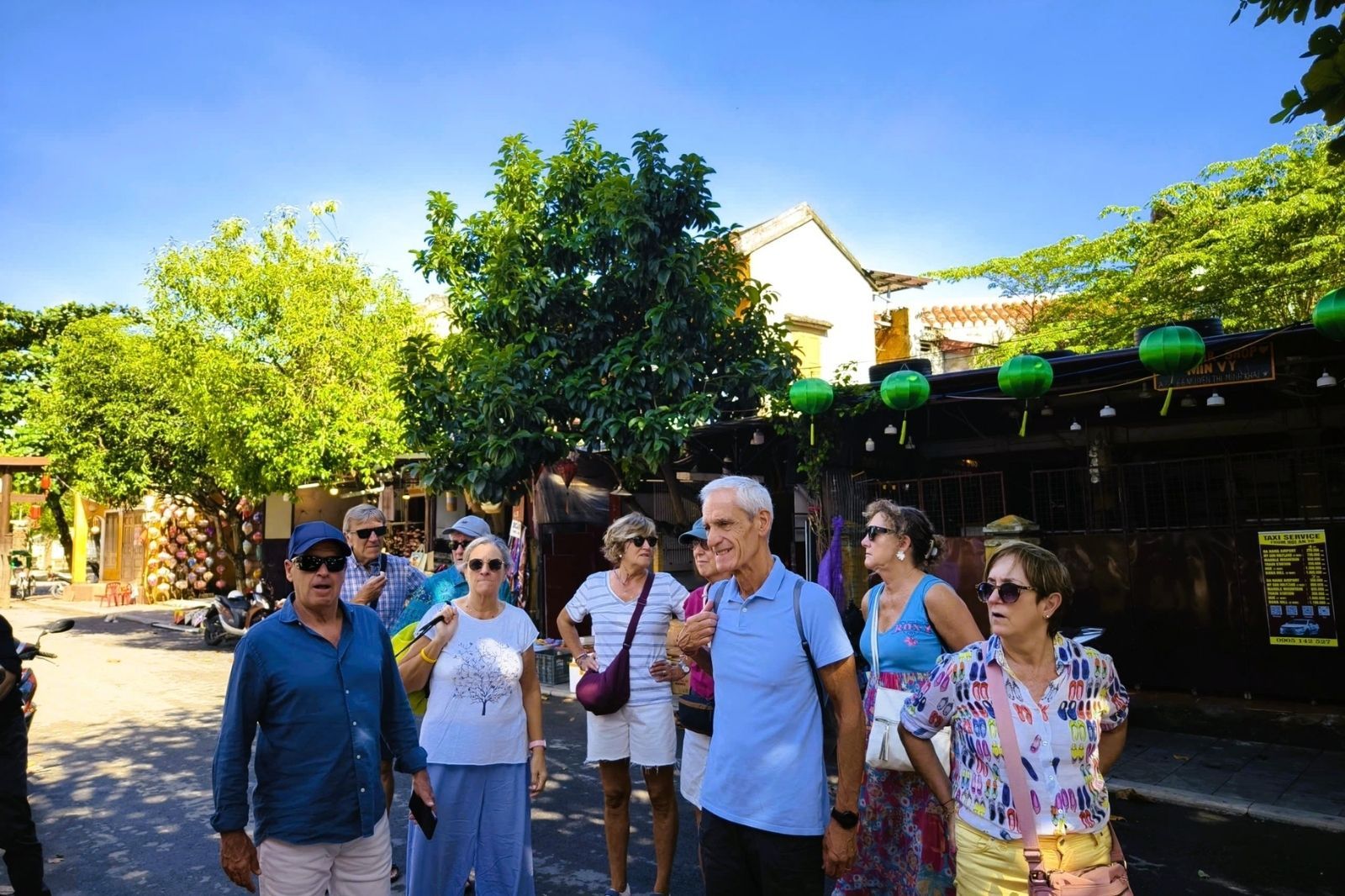 Đi dạo dọc phố cổ Hội An  