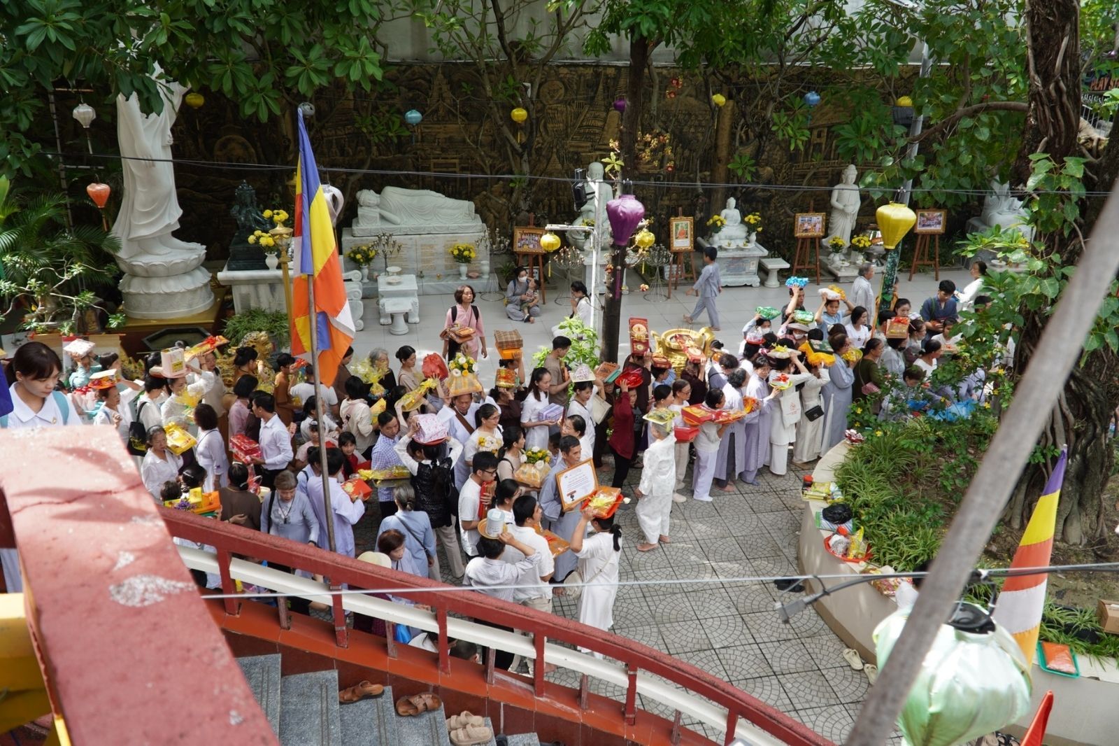 Người dân đi lễ chùa Tam Bảo