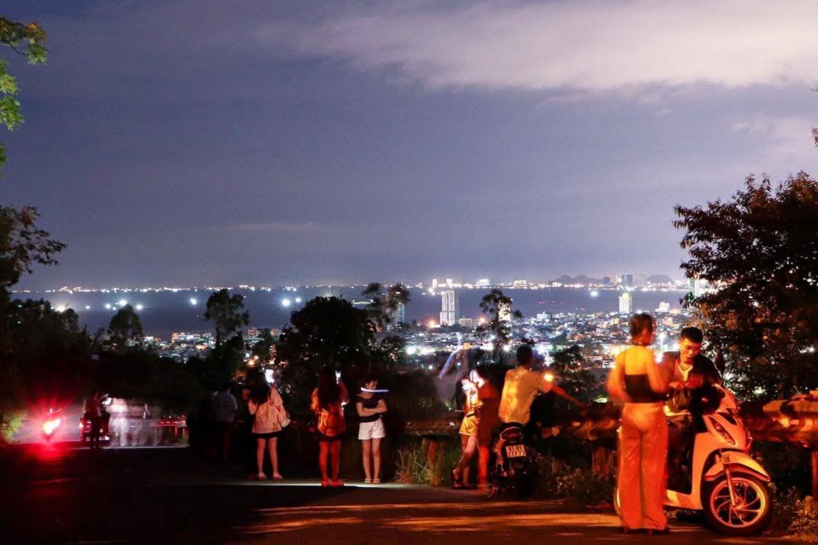 Nhiều người trẻ thích sự yên tĩnh về đêm của bán đảo Sơn Trà