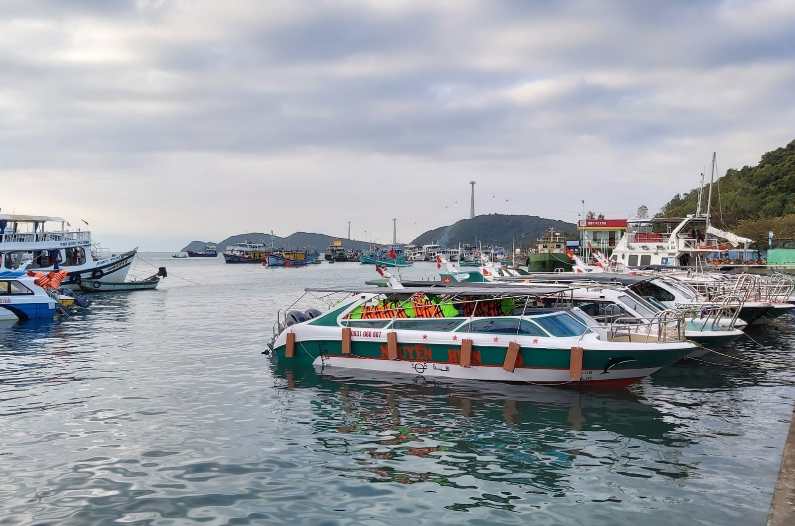 Đi tàu hoặc ca nô khám phá các quần đảo gần An Thới  