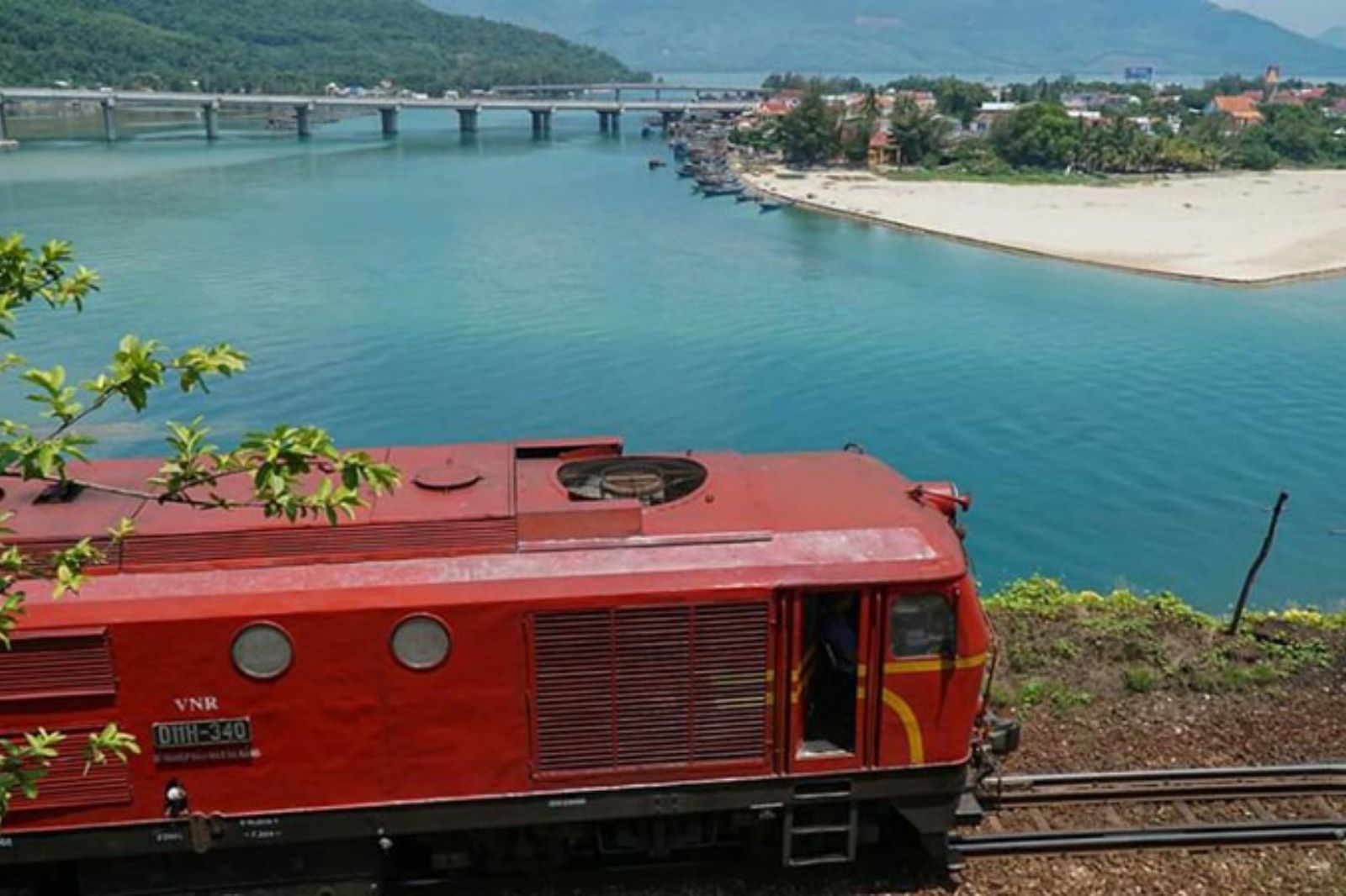 Đi tàu qua Vịnh Lăng Cô là một trải nghiệm thú vị 