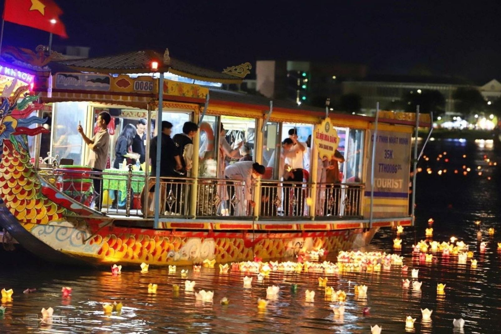 Đi thuyền rồng trên sông Hương và nghe ca Huế