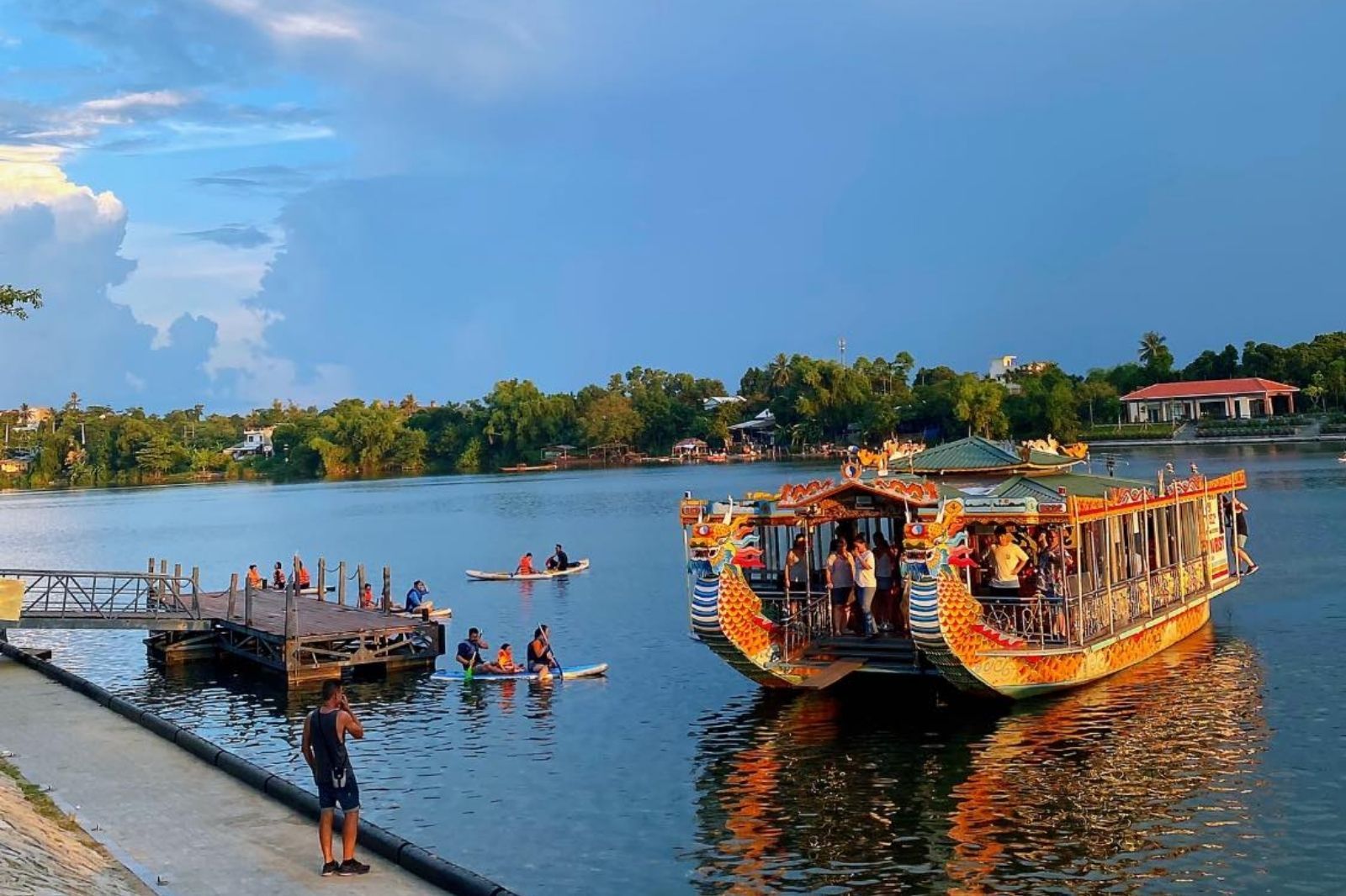 Đi thuyền rồng trên sông Hương đến chùa Thiên Mụ 